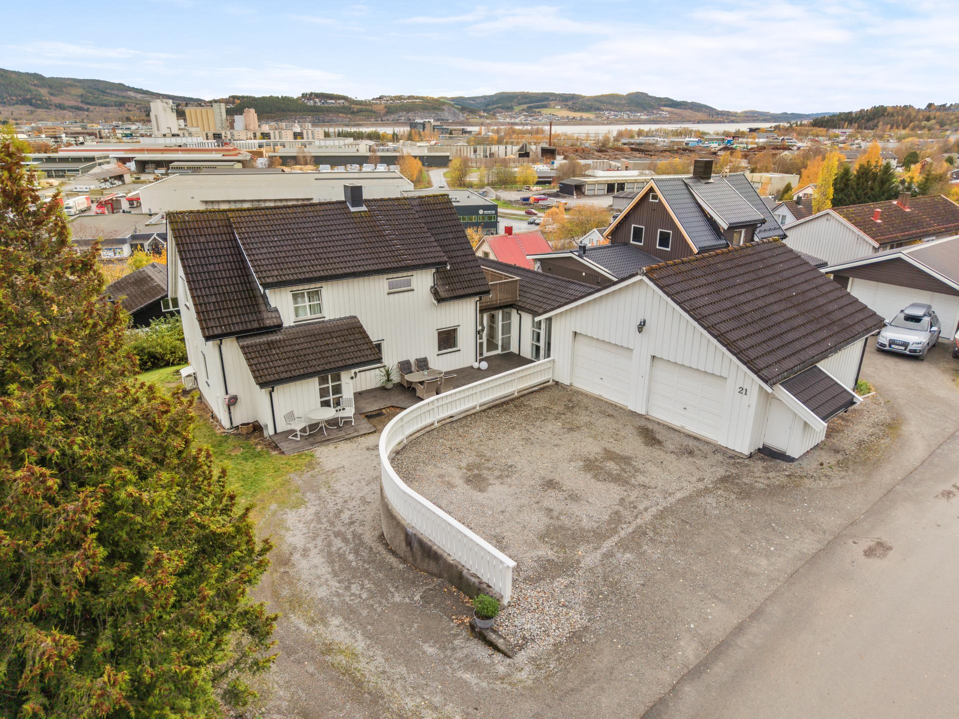 Velkommen til Høvdingvegen 21, presentert av EiendomsMegler 1 v/ Kjetil Sandmo. Foto: ELW media (Espen Wåde) . Bilde nummer 1 av 3