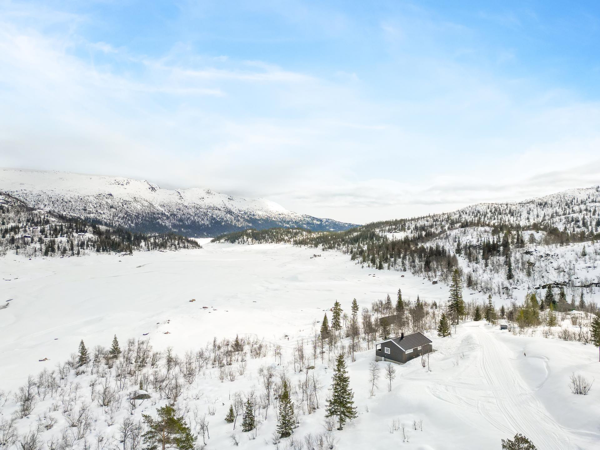 Eiendommen ligger nydelig og usjenert til ca. 760 moh. i et spredt hytteområde i Botndalen i Tokke kommune. Området byr på flott turterreng sommer som vinter. Det er ca. 25 km til sentrum av Dalen.. Bilde nummer 2 av 3