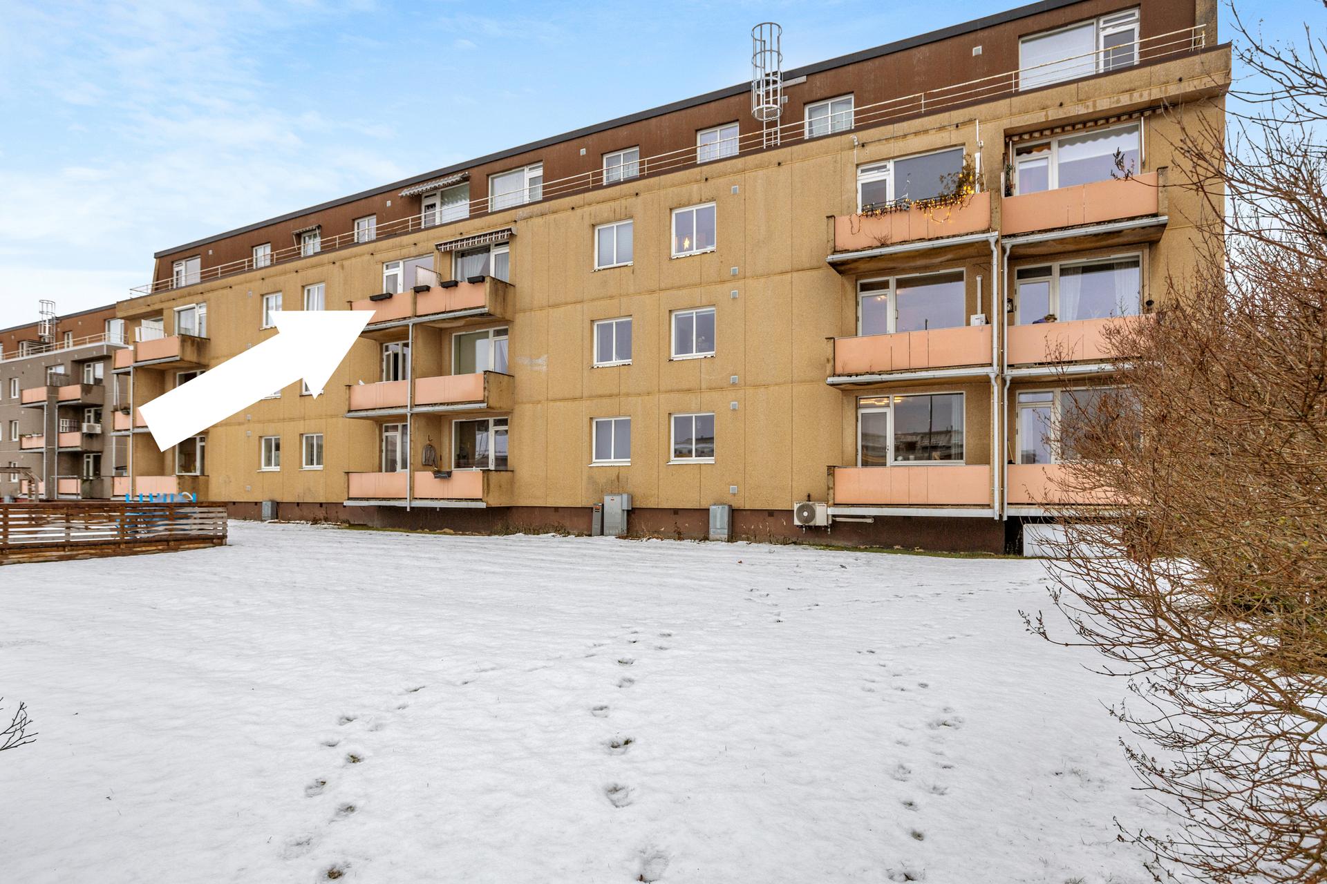 Leiligheten ligger i 3. etasje med egen balkong. Borettslaget renoverer for tiden fasader, bygger ut balkonger, mm.. Bilde nummer 2 av 3