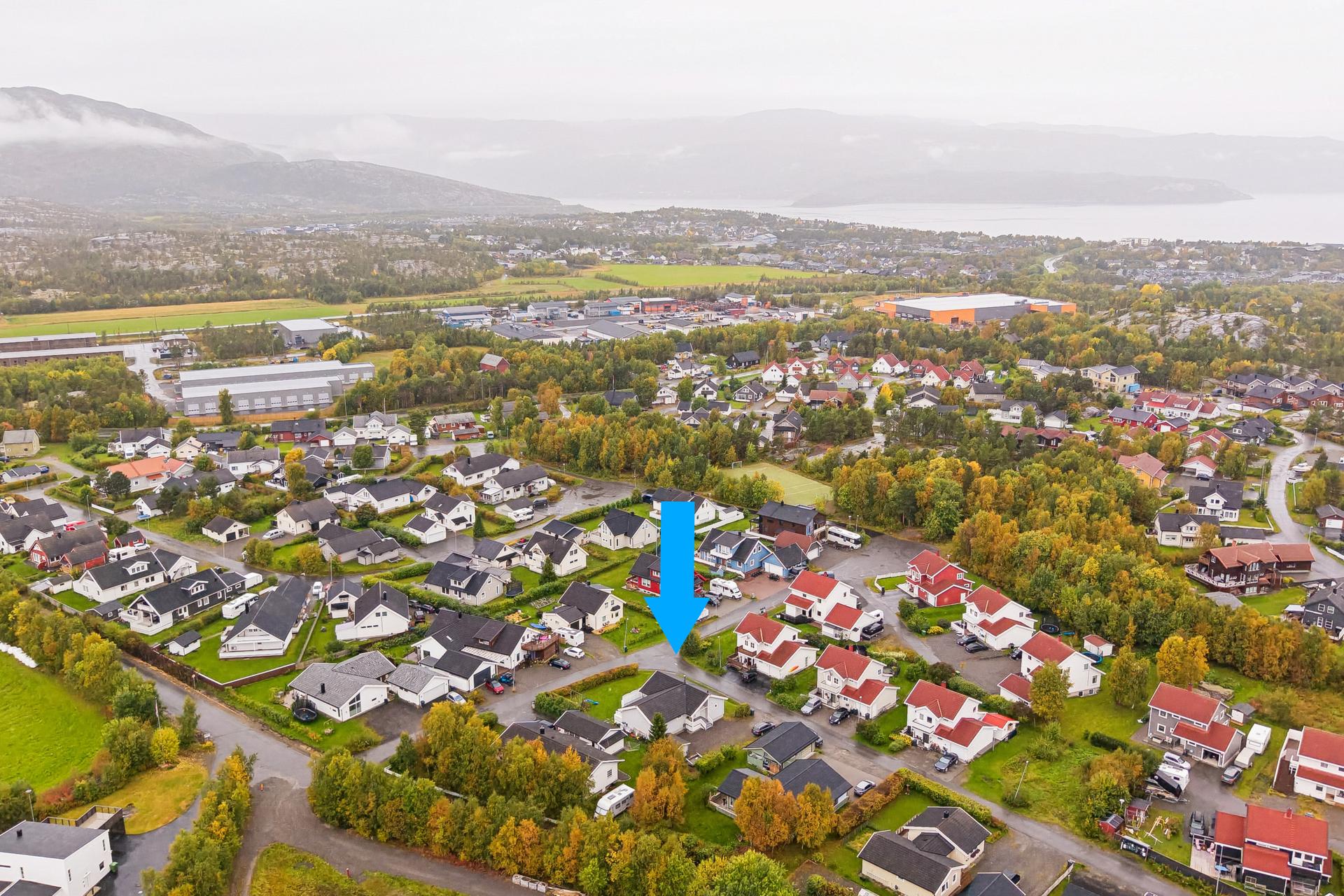 Eiendommen har en skjermet plassering med nærhet til skoler, barnehager og servicetilbud i Bossekop.. Bilde nummer 3 av 3