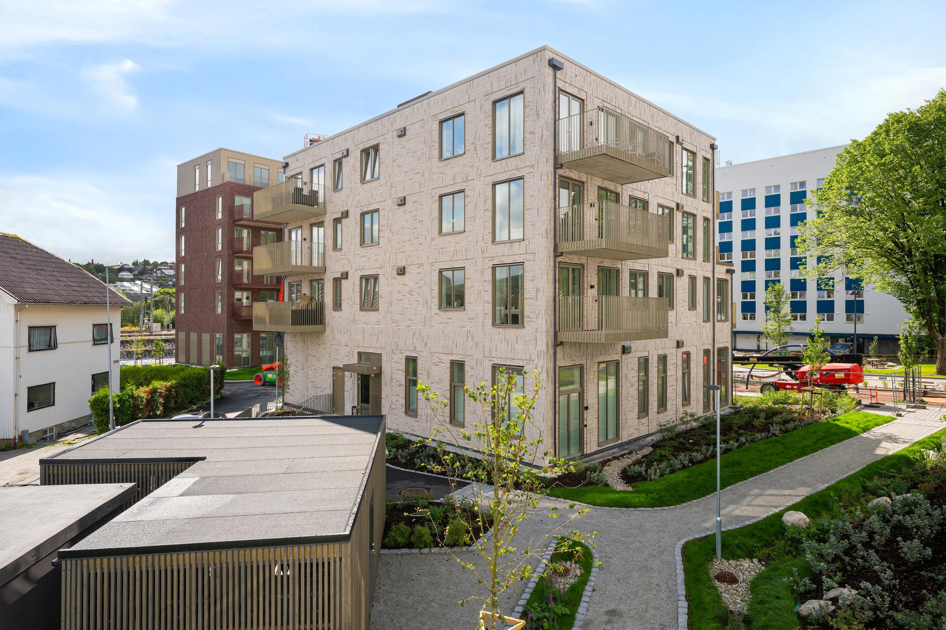 Helt ny, rolig miljøgate i grenseskille mellom Sandvedparken og sentrum. Direkte tilgang til togstasjon også gir perfekte forhold hverdag og helg.. Bilde nummer 2 av 3