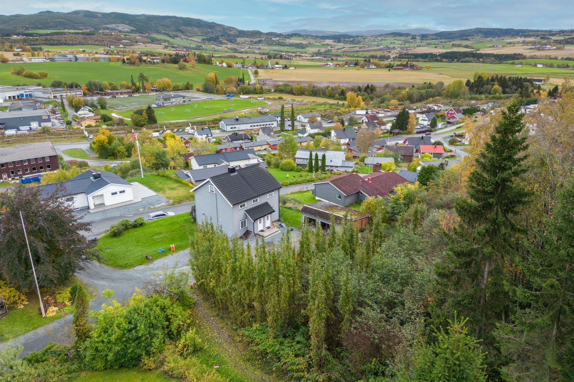 Eiendom beliggende i et veletablert boligfelt like ved Skogn sentrum, med flott utsikt.. Bilde nummer 3 av 3