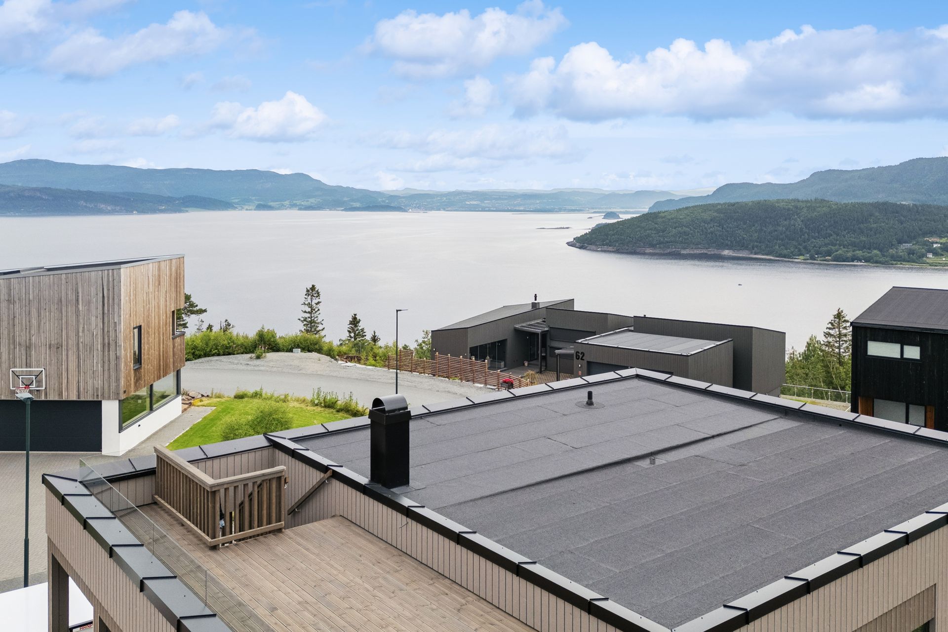 Velkommen til Grønbergssvingen 97! En nyoppført enebolig med flott utsikt, takterrasse og gode solforhold. . Bilde nummer 1 av 3