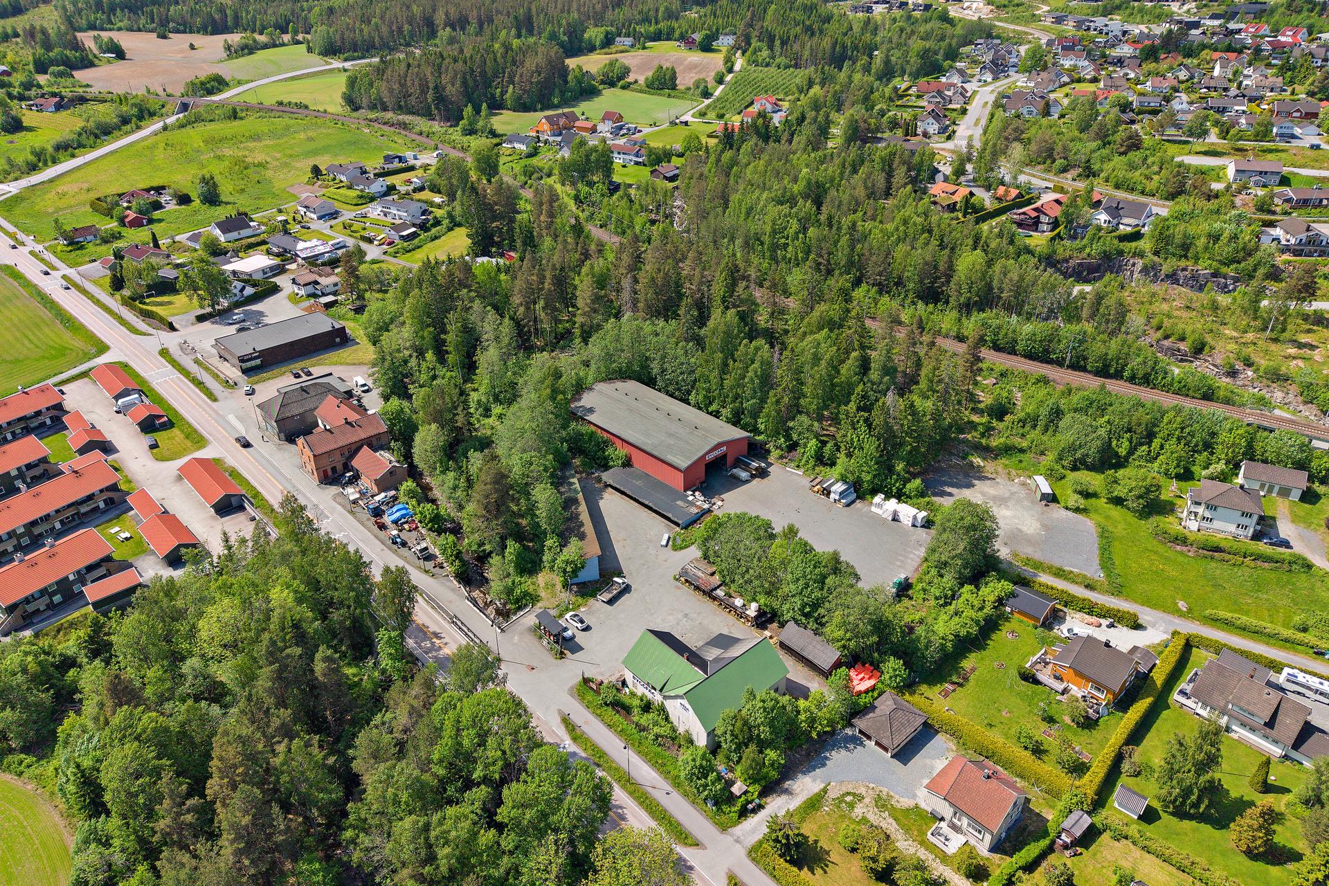 En stor utviklingseiendom som i dag benyttes til trelasthandel, med en betydelig bygningsmasse for lager og næring.. Bilde nummer 3 av 3