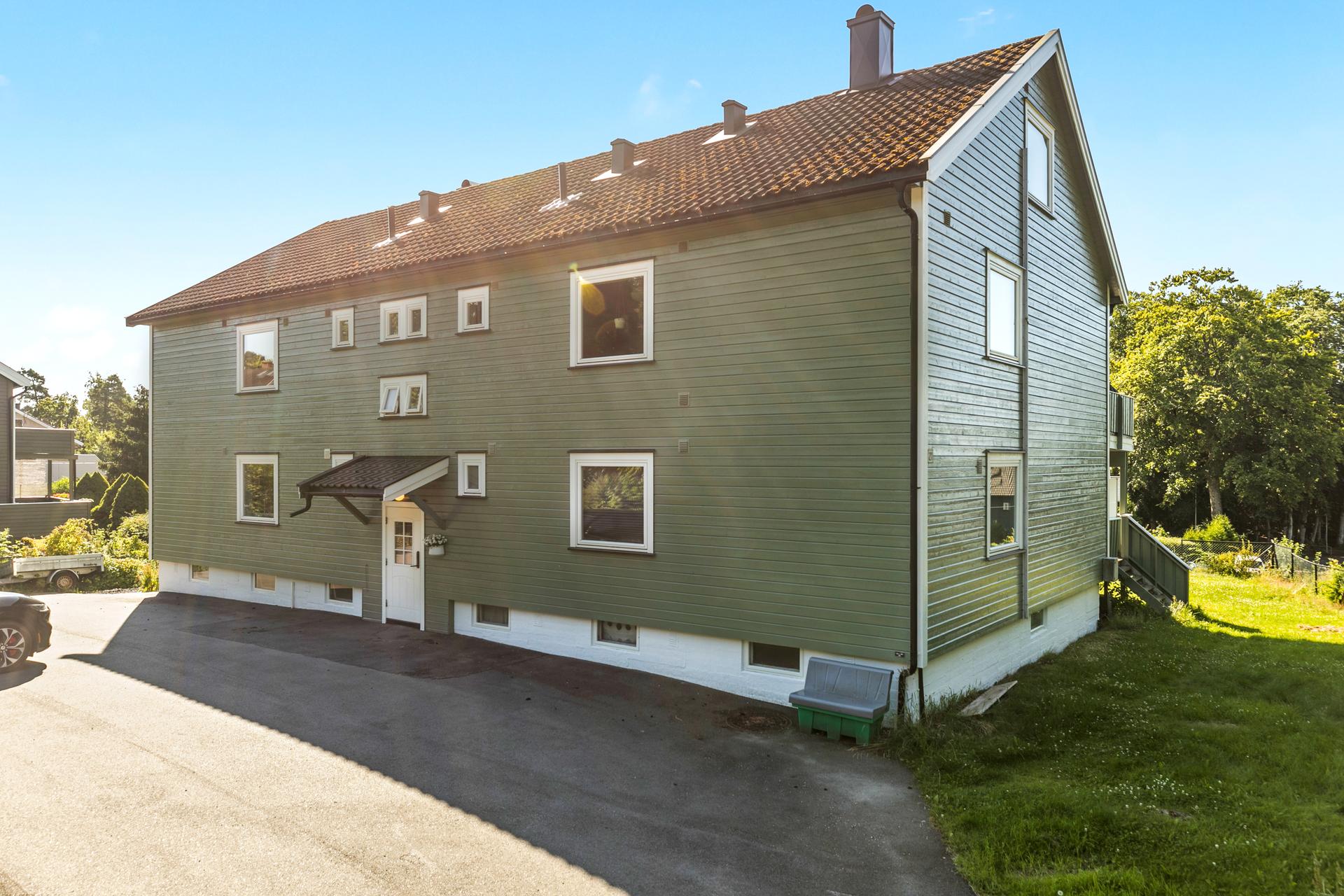Leiligheten ligger i et etablert og barnevennlig borettslag med kort vei til skole, barnehage og populære turområder.. Bilde nummer 3 av 3