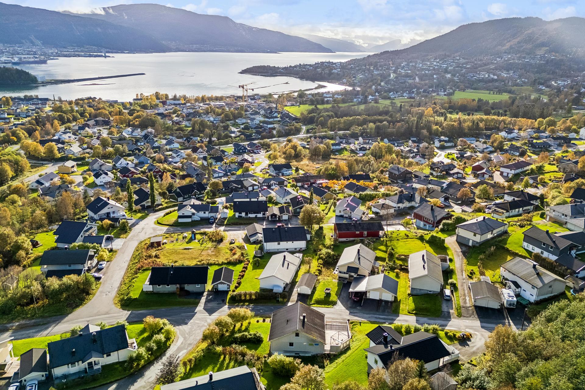 EiendomsMegler 1 v/Gisle Kallestad har gleden av å presentere Karvebakken 4. Foto: EFKT. Bilde nummer 1 av 3