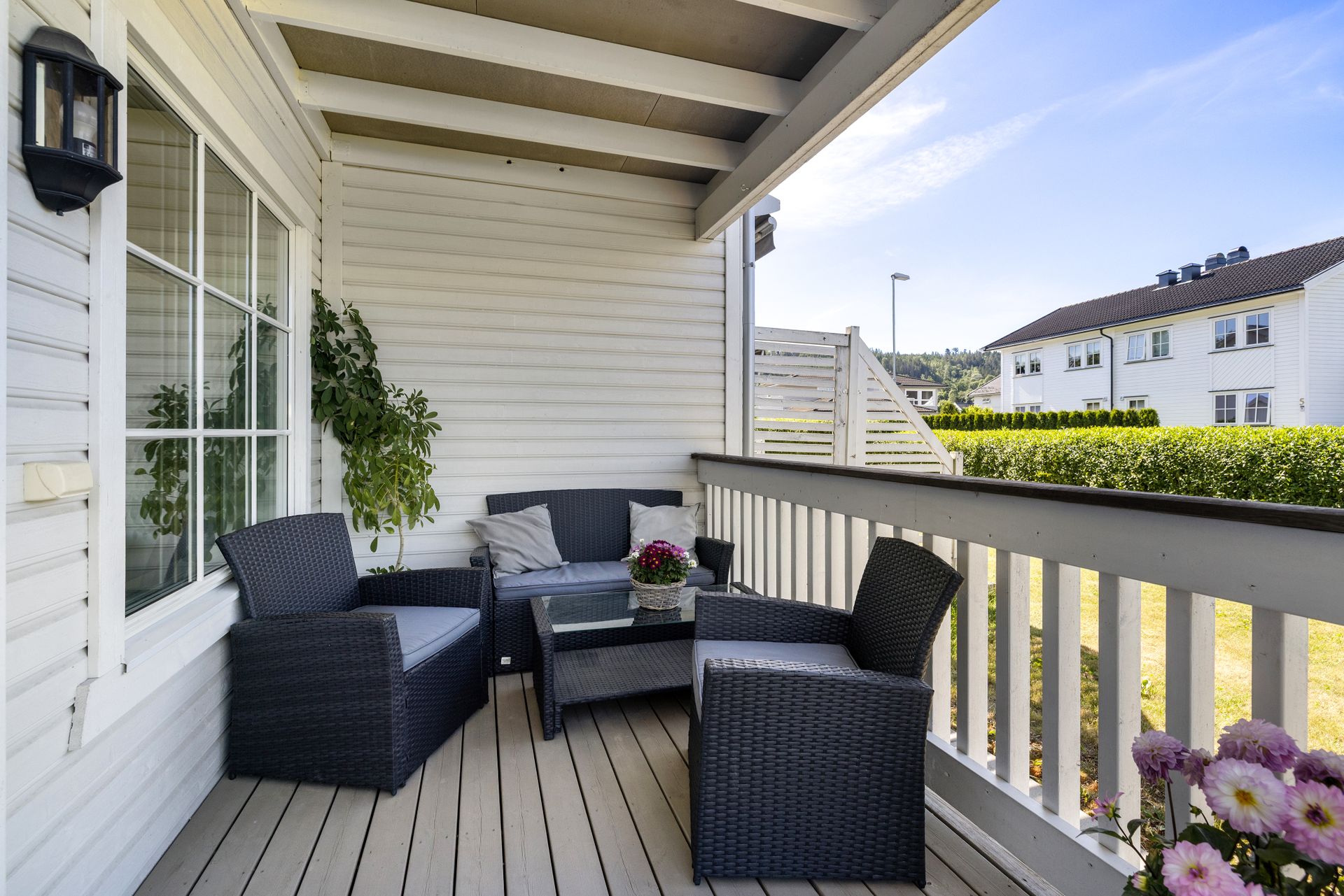Fra stuen er det utgang til en takoverbygd terrasse med plass til en hyggelig sittegruppe.. Bilde nummer 3 av 3