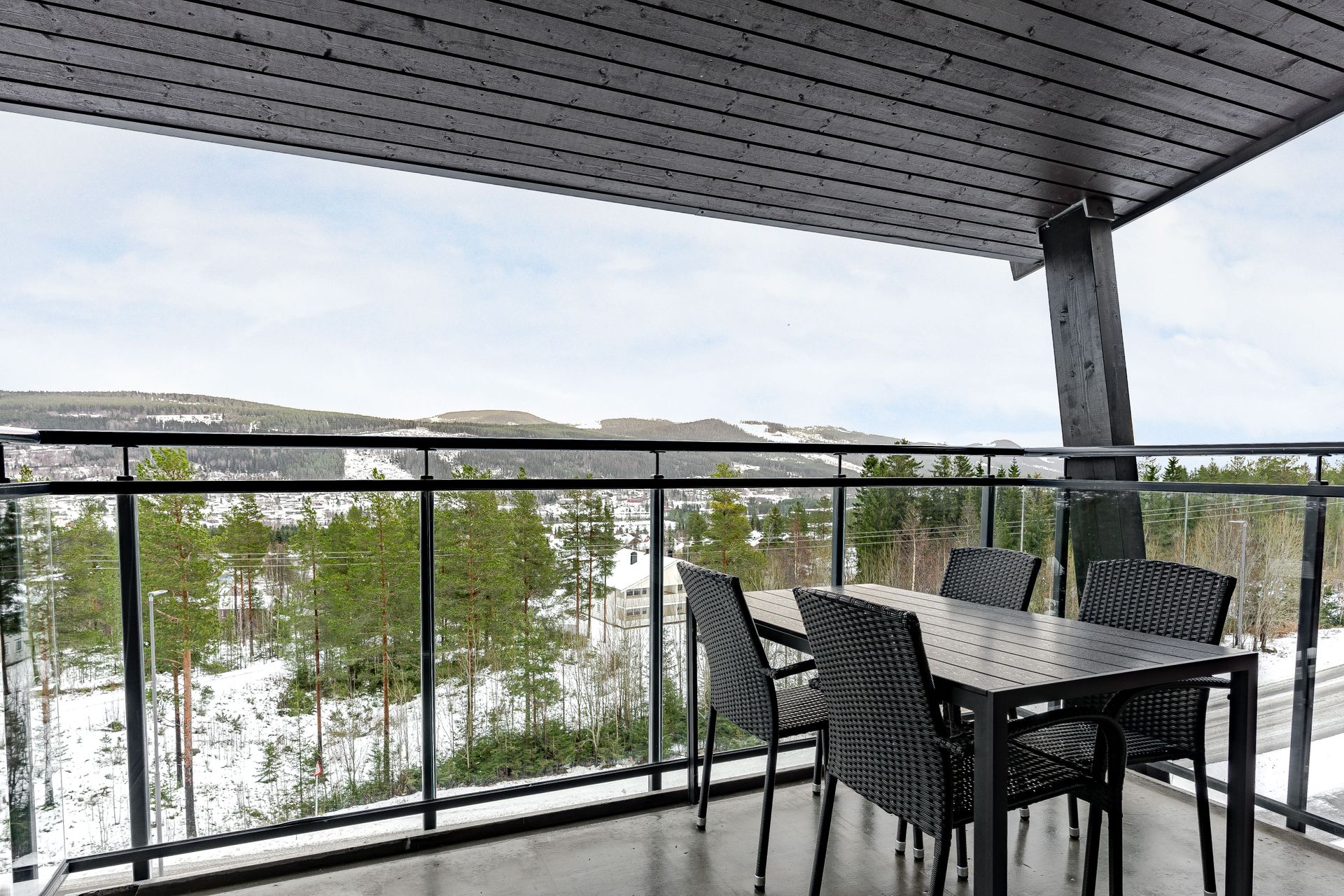 Fra stuen er det utgang til en romslig balkong. Herfra har du ski inn/ut til Norges største alpinanlegg.. Bilde nummer 2 av 3