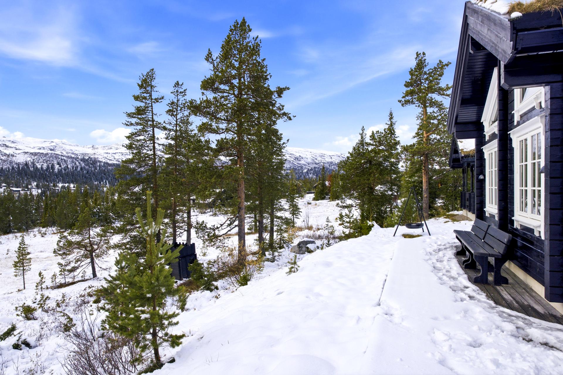 Utenfor hytta er det opparbeidet vestvendt markterrasse med utsikt over det omkringliggende fjellandskapet.. Bilde nummer 2 av 3