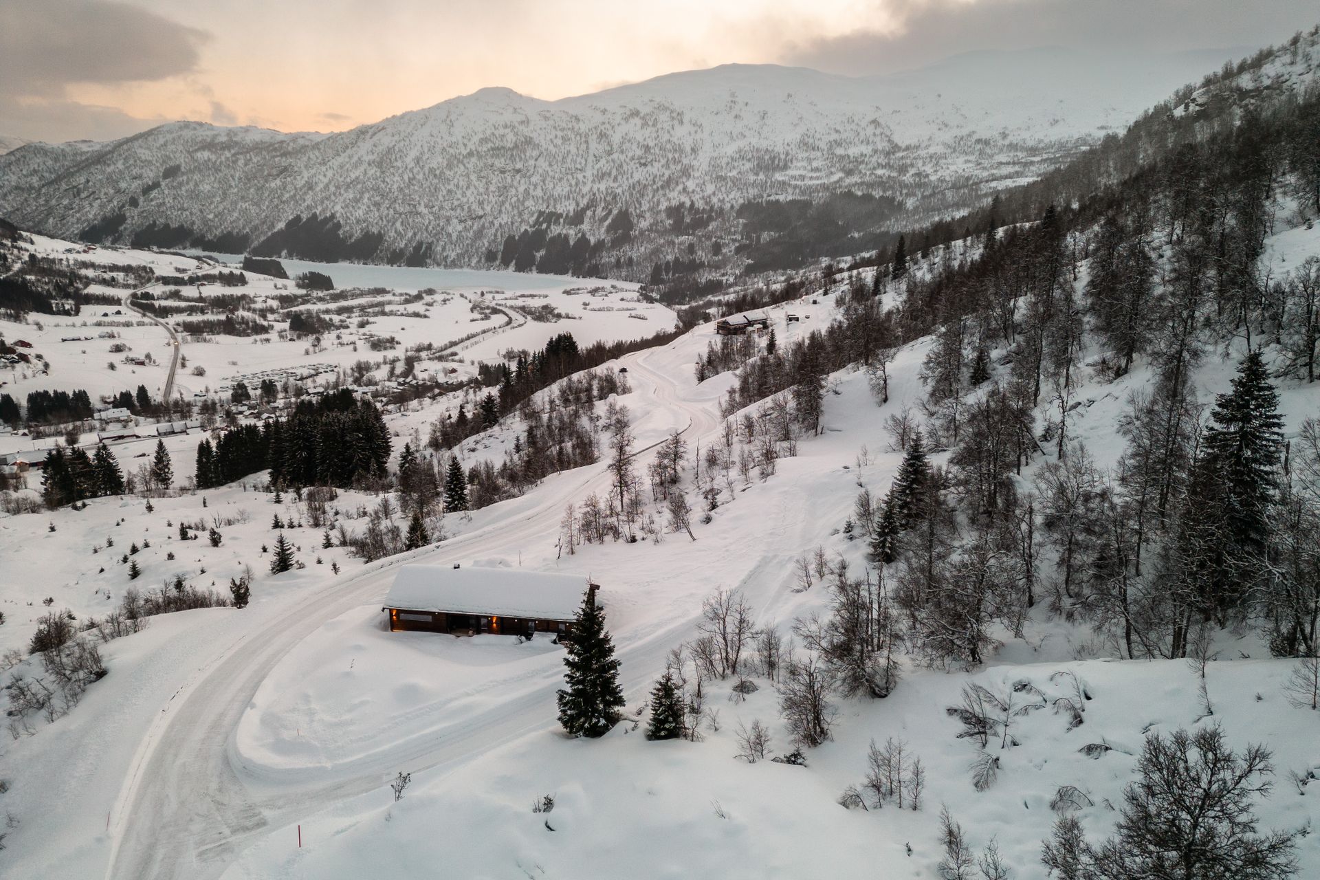 Tomten ligger meget flott til oppe i høyden.. Bilde nummer 3 av 3