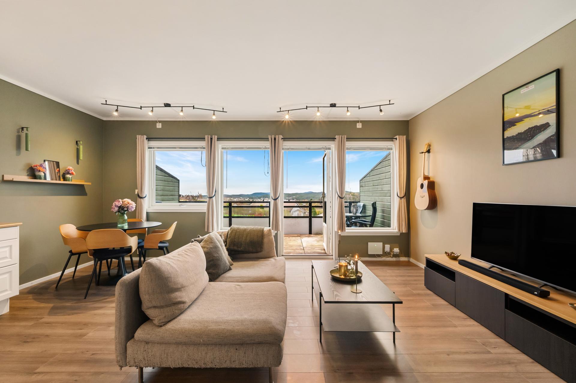 En flott 2-roms leilighet med stor terrasse og trappefri adkomst. . Bilde nummer 2 av 3