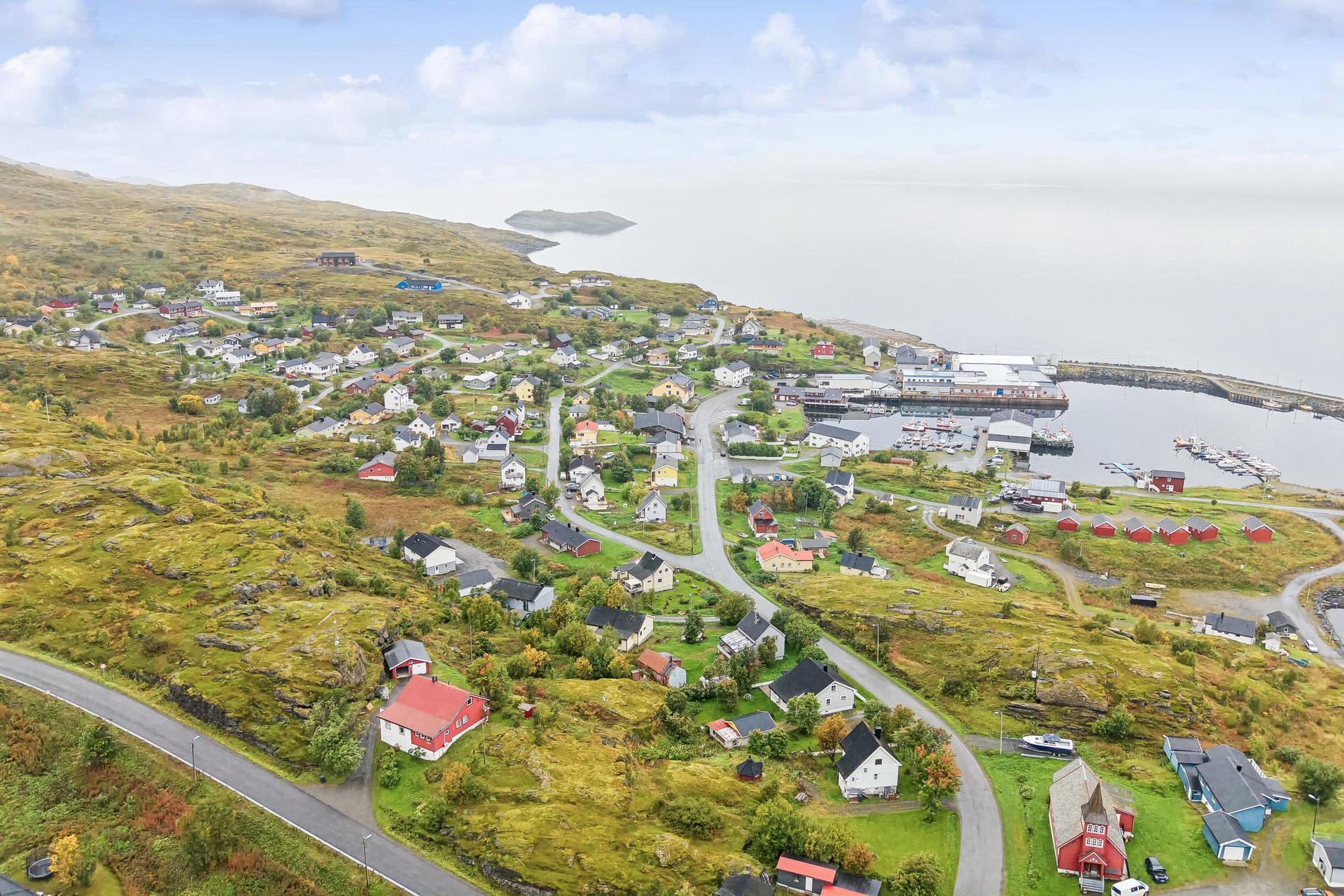 Breivikbotn er kommunesenteret i Hasvik, vakkert plassert ved Breivikfjorden på Sørøya. Gode tur- og friluftsmuligheter i fjellterrenget like bak bygda.. Bilde nummer 3 av 3
