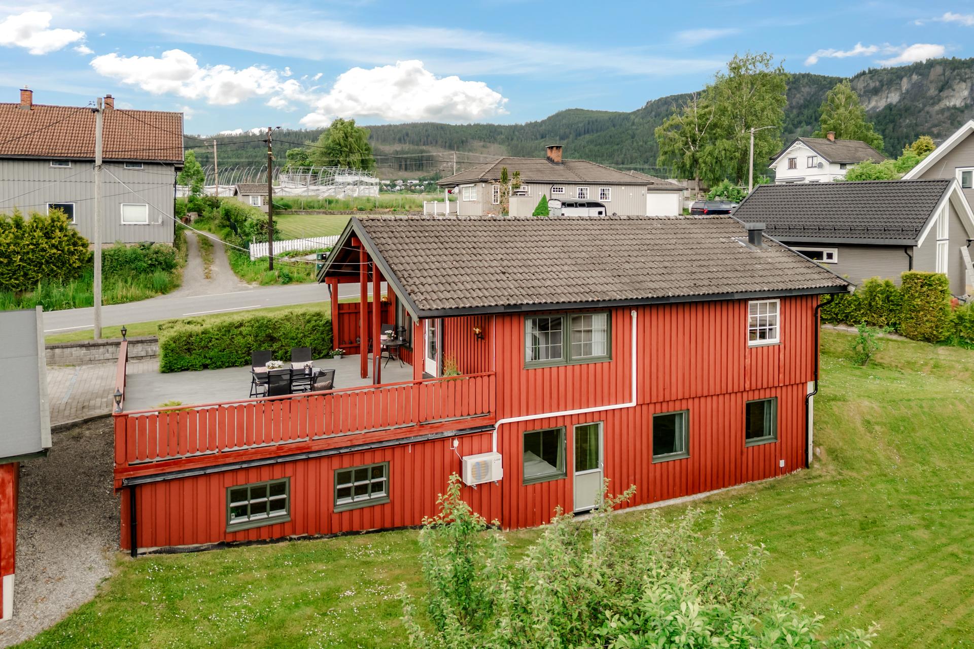 Her har man i ca. 185 kvm. til rådighet over to plan, 50 kvm. terrasse og ca. 22 kvm. garasje med bod.. Bilde nummer 2 av 3