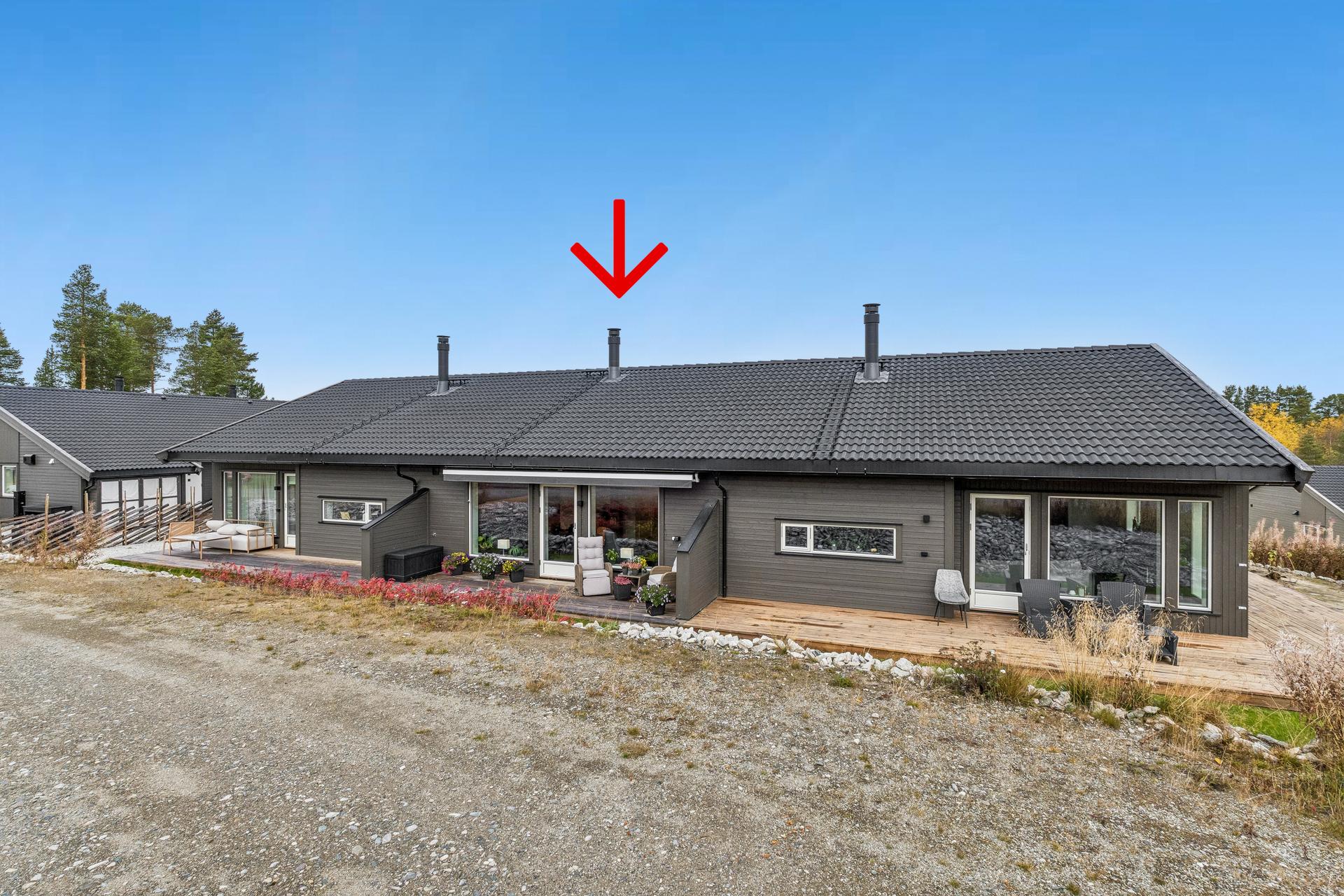 Lettstelt rekkehusleilighet fra 2024 over ett plan med praktisk romløsning og markterrasse.. Bilde nummer 2 av 3