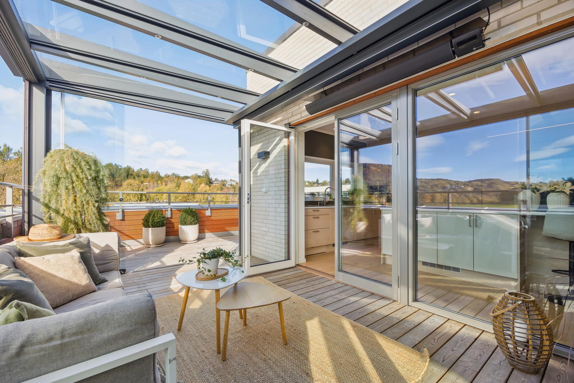 Stor, privat takterrasse på 31 m² og innglasset pergola på 13 m² utvider stuen sommer som vinter.. Bilde nummer 2 av 3