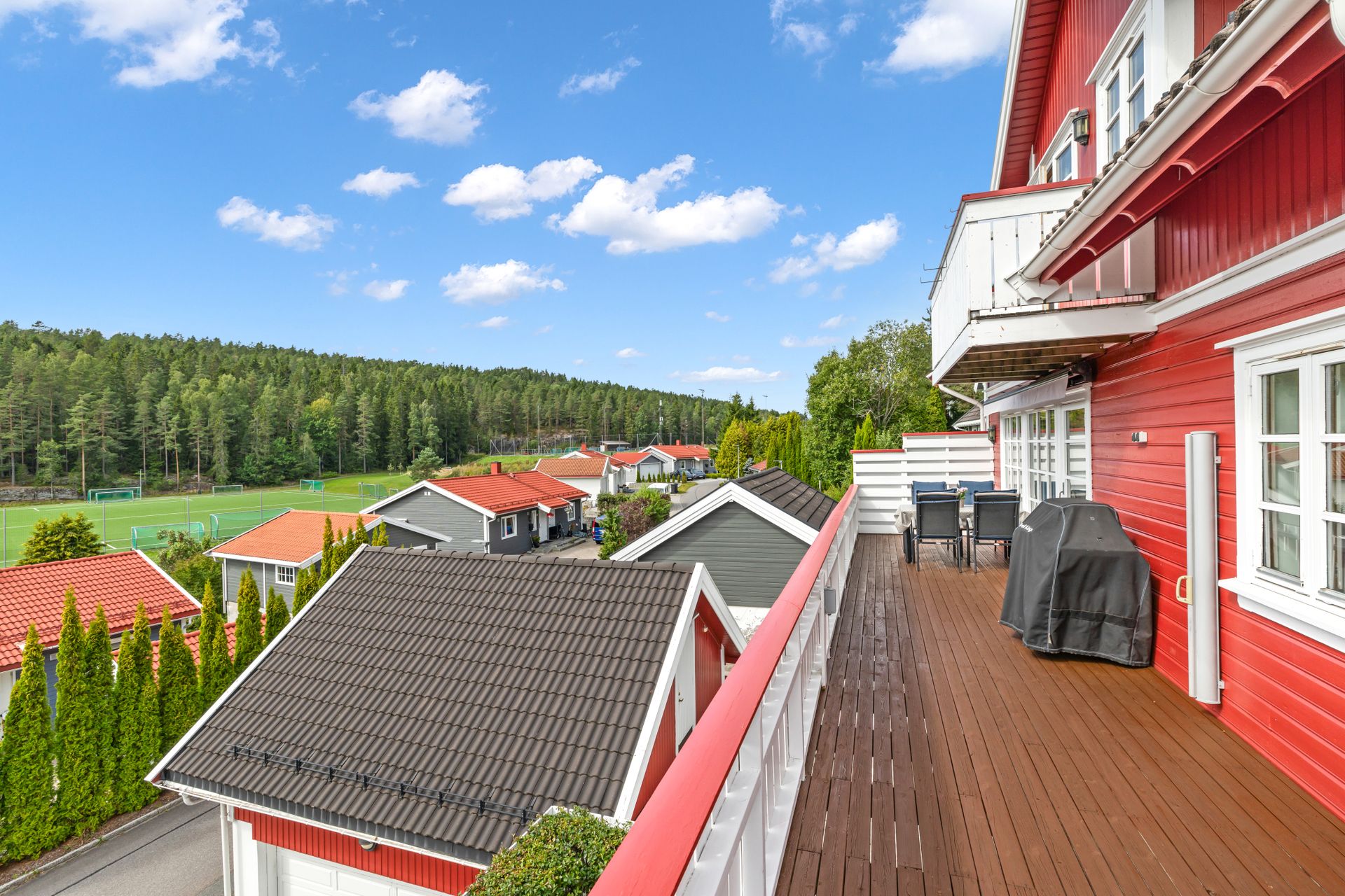 Fra stuen er det utgang til en stor, sør- og vestvendt terrasse på 56 m².. Bilde nummer 3 av 3