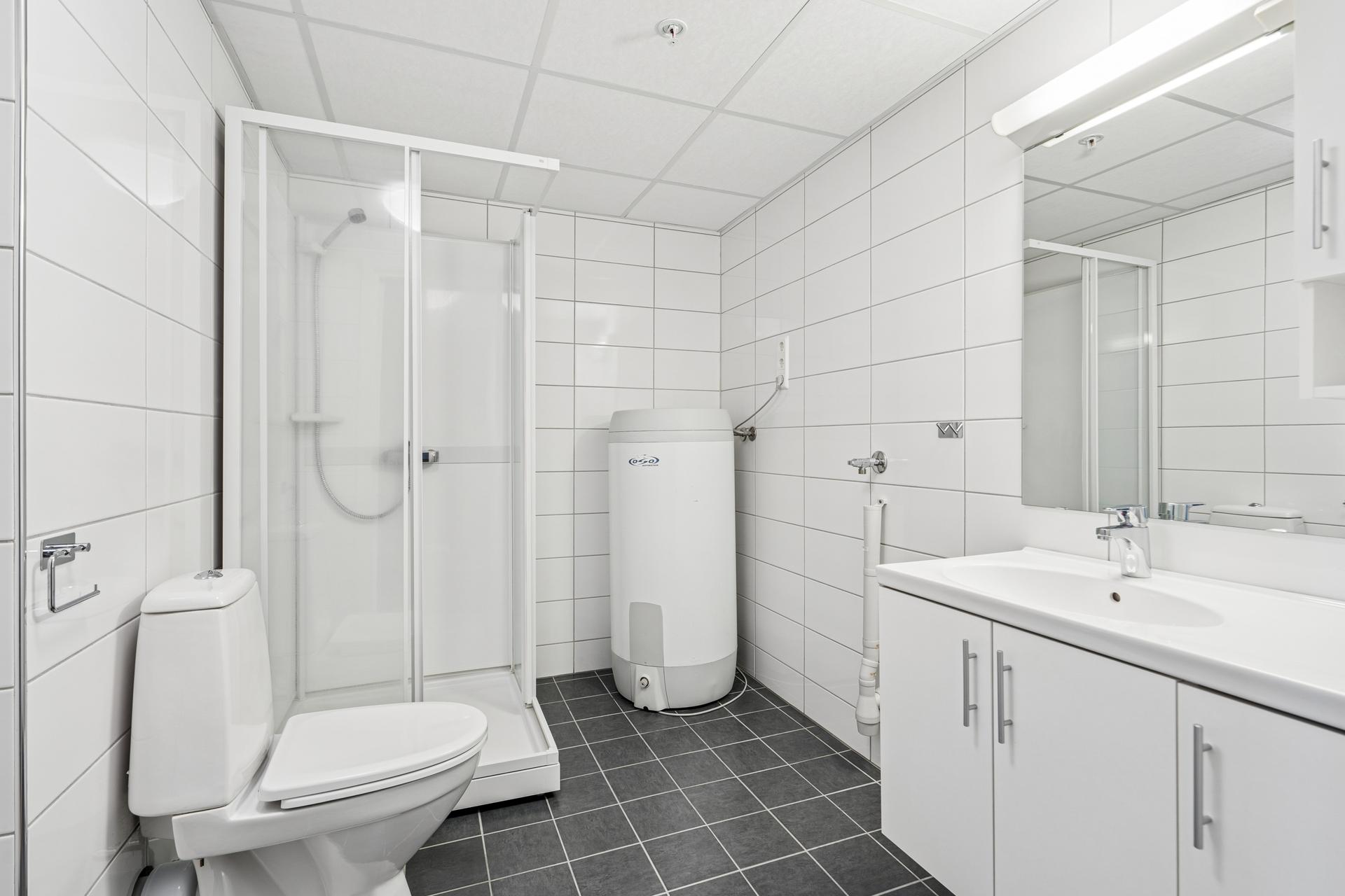 Badet har elektriske varmekabler i gulvet, dusjkabinett og opplegg for vaskemaskin.. Bilde nummer 3 av 3