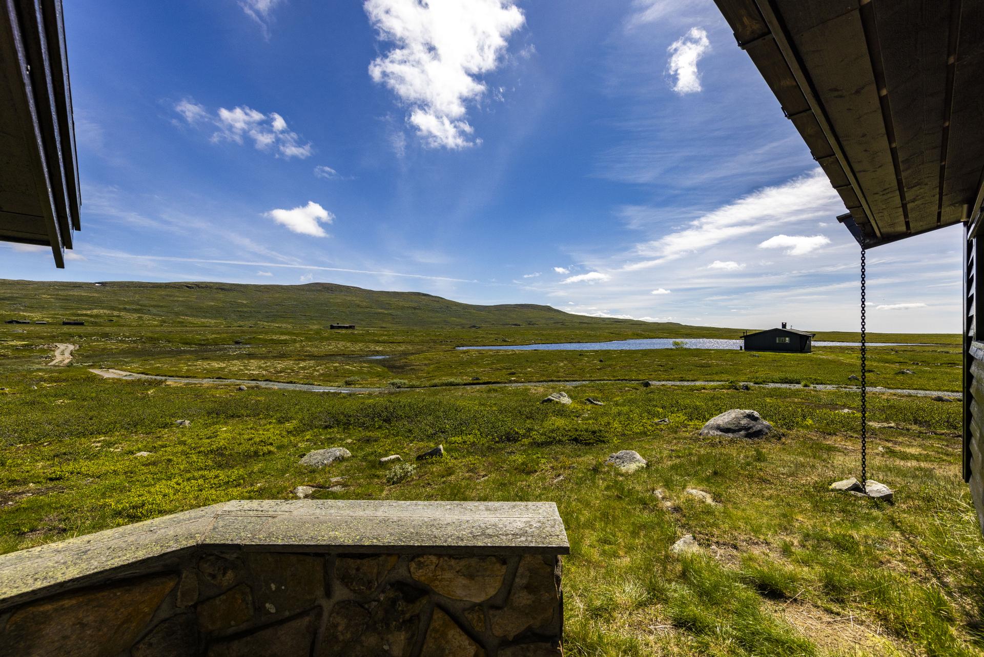 Fra uteplassen har du en fri utsikt over fjellandskapet på Småroi, 1170 moh.. Bilde nummer 2 av 3