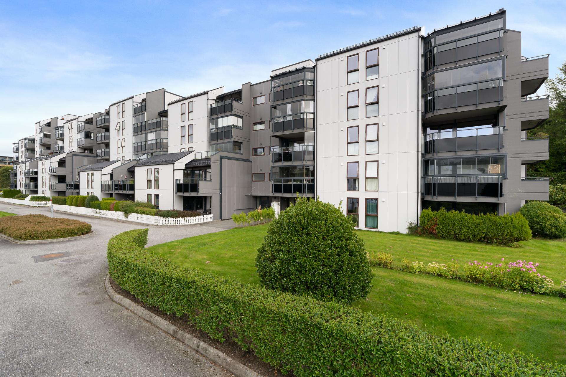 Leiligheten ligger i 2. etasje i et etterspurt, veletablert og barnevennlig boligområde på Madla. Bilde nummer 2 av 3