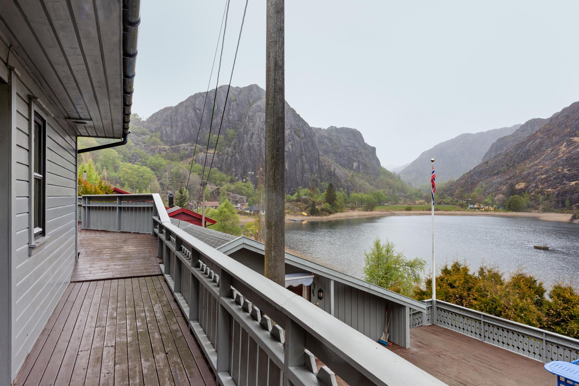Fra terrassene er det en flott utsikt over vannet og de omkringliggende fjellene.. Bilde nummer 3 av 3