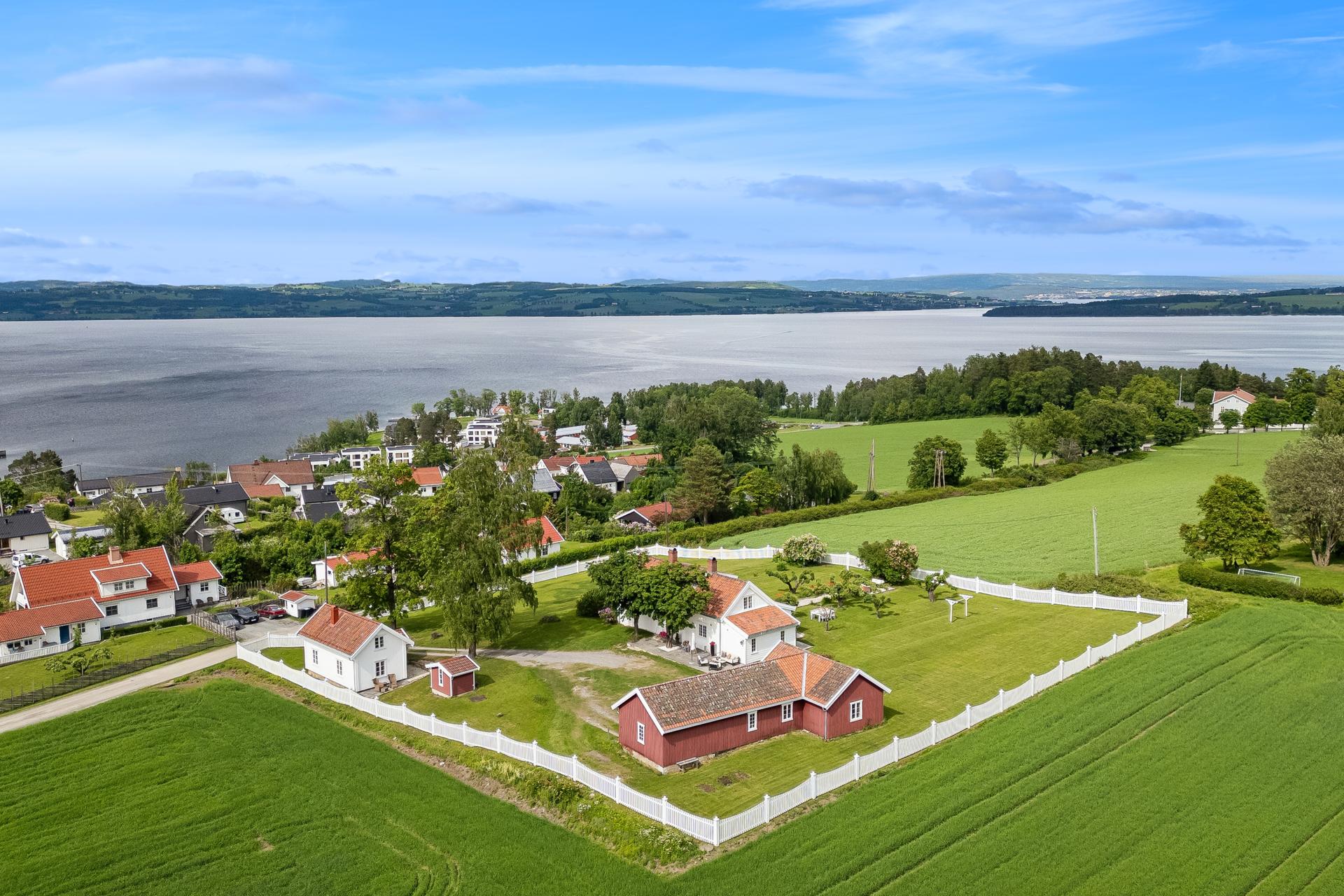 Området er preget av romslige tomter og lite trafikk, noe som gir en rolig og usjenert ramme rundt hverdagen.. Bilde nummer 2 av 3