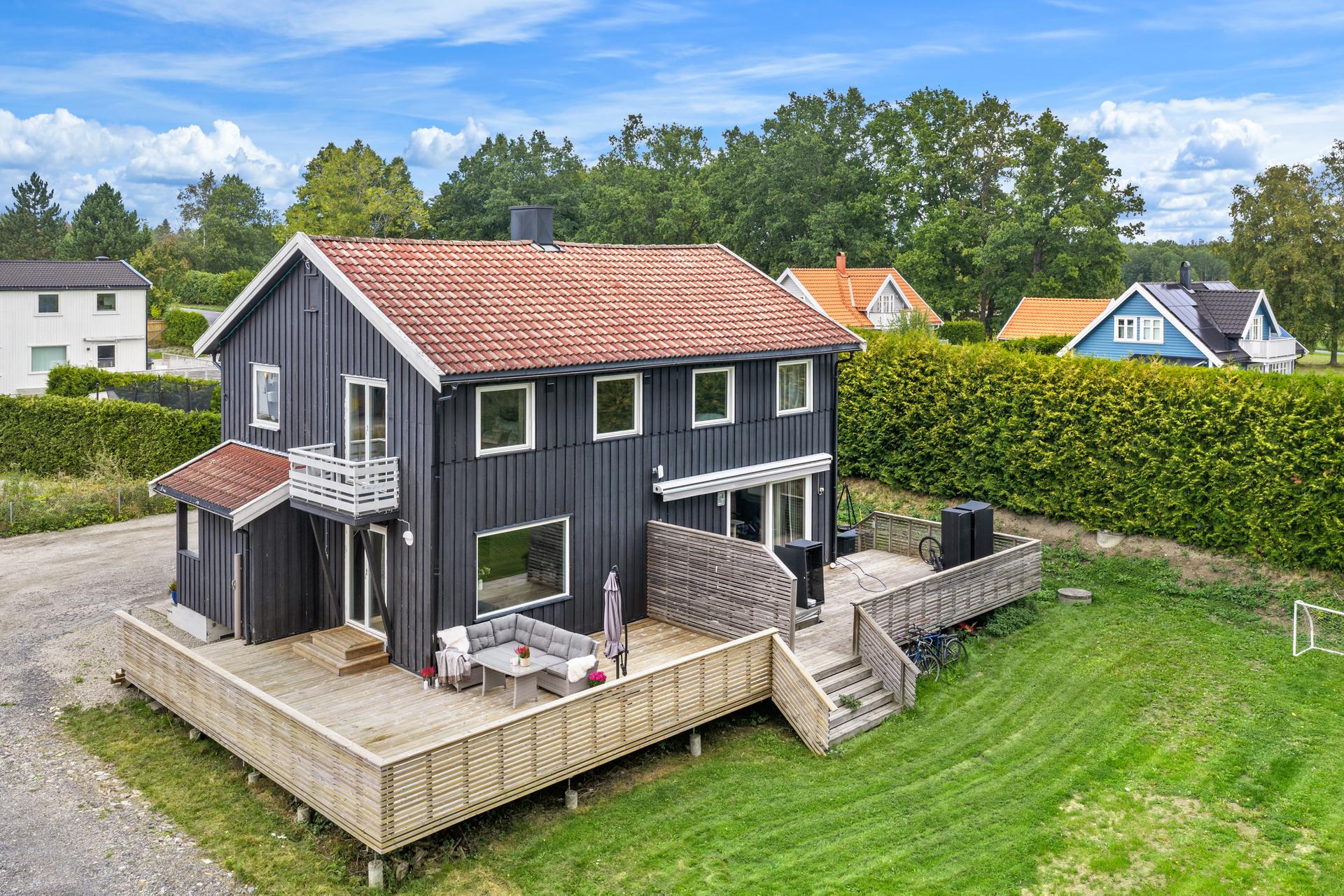 Eiendomsmegler1 Vestby/Son v/ Gaute Helgedagsrud har den glede av å presentere  Kroerveien 61!  Foto: [Cineview Media AS]. Bilde nummer 1 av 3