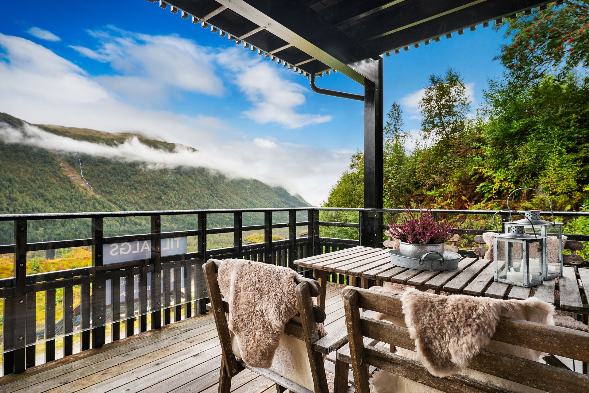 Fra stuen er det direkte utgang til en overbygd terrasse med utsikt over fjellandskapet.. Bilde nummer 3 av 3