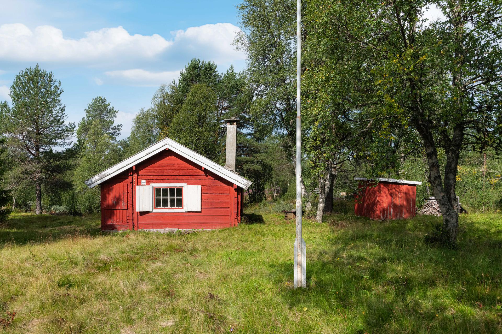 Hytte med usjenert og solrik beliggenhet. Umiddelbar nærhet til langrennsløyper, alpinanlegg og flotte turområder.. Bilde nummer 2 av 3