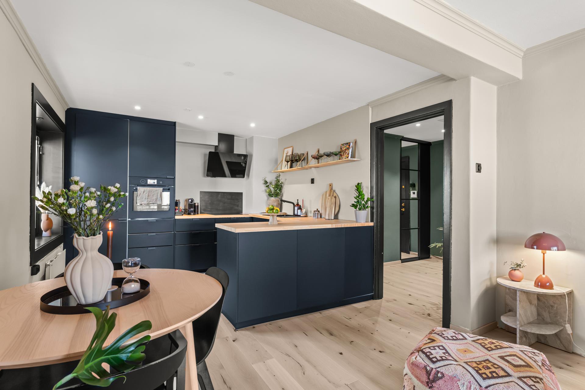 Velkommen til Østerlisvingen 6. Foto: John Løvås. Moderne kjøkken fra IKEA (2022) med glatte fronter og åpen løsning.. Bilde nummer 1 av 3