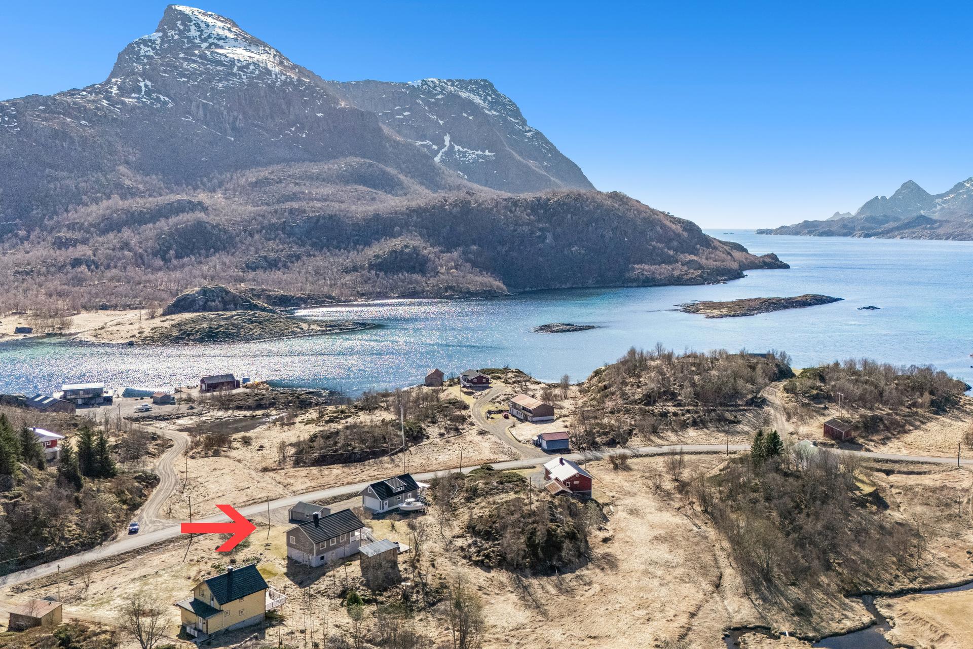 Innholdsrik eiendom bestående av enebolig, 2 garasjer og utebod i landlige og naturskjønne omgivelser.. Bilde nummer 2 av 3