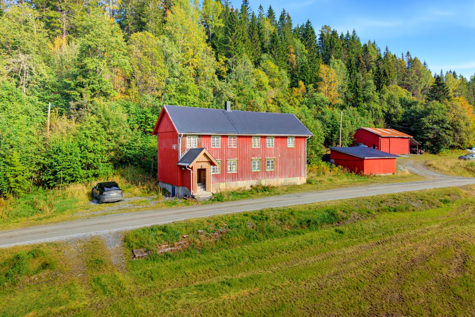 Austre Saur ligger landlig til på Kvam i Steinkjer kommune og består av bolig, garasje, redskapshus og sæterbod. . Bilde nummer 2 av 3