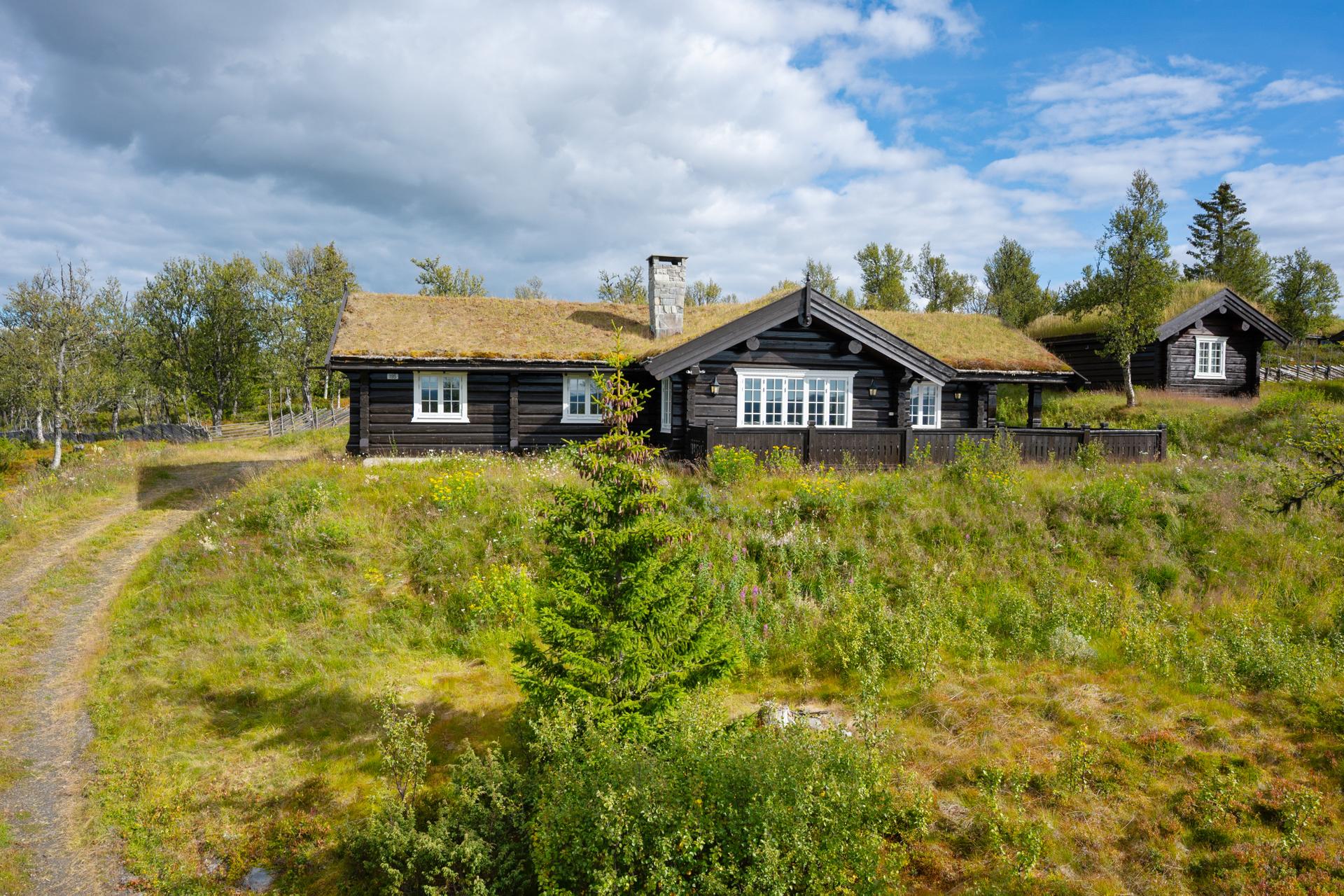 Eiendommen fra 2004 har umiddelbar tilgang på turområder sommer som vinter. . Bilde nummer 3 av 3