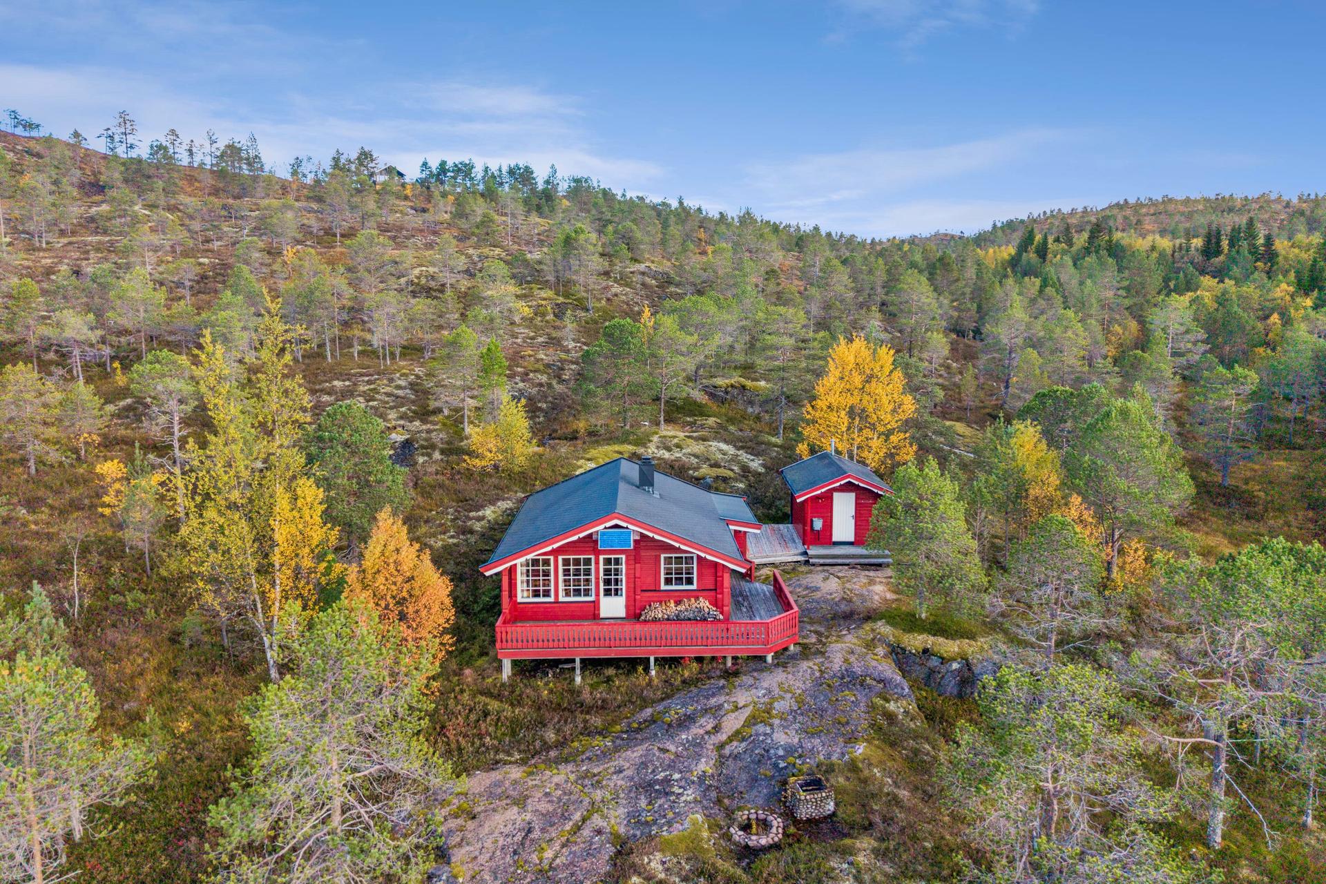 Uforstyrret beliggenhet i terrenget med kort gangavstand ned til sjøen.. Bilde nummer 2 av 3