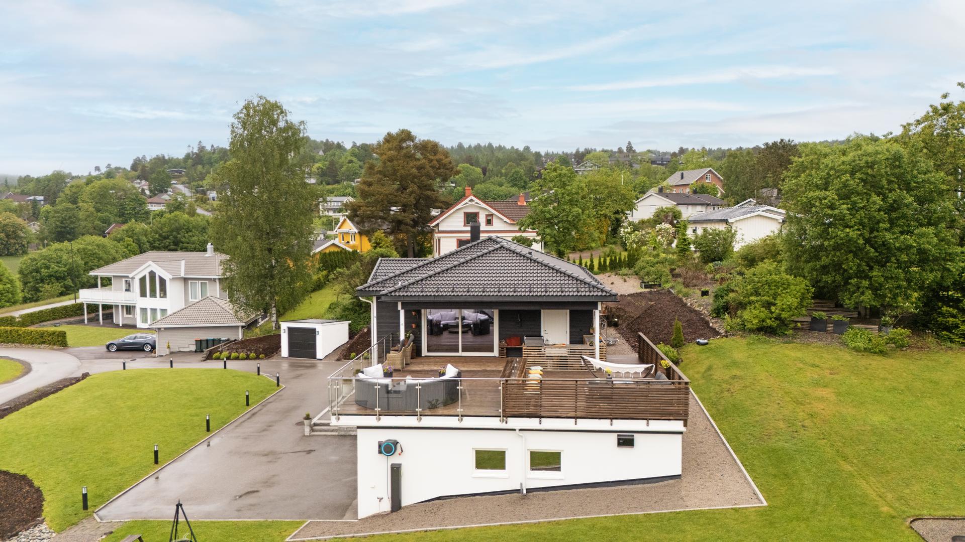 Enebolig fra 2020 med vannbåren gulvvarme i begge etasjer og balansert ventilasjon.. Bilde nummer 3 av 3