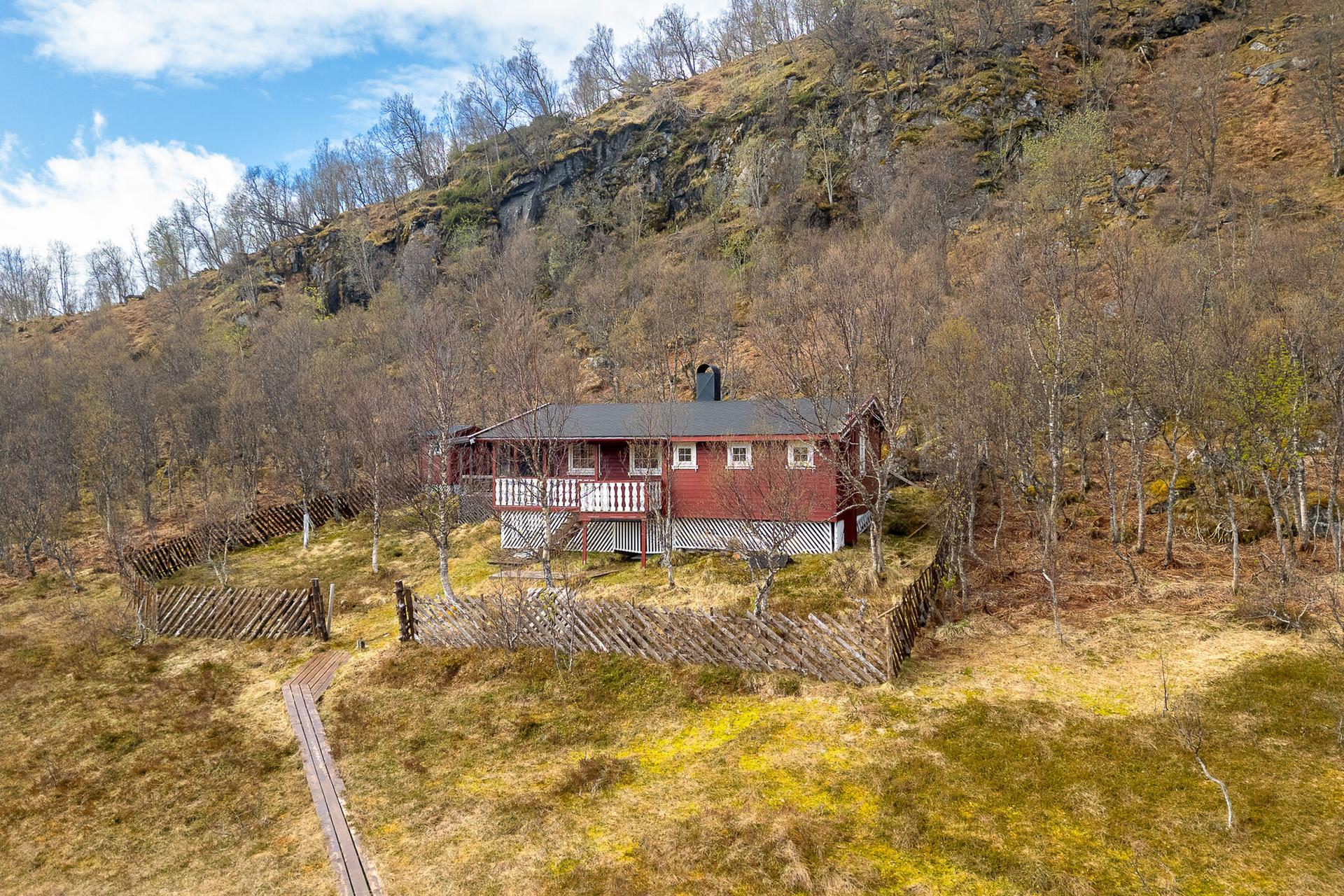 Fritidsbolig oppført i 1991 med tradisjonell stil. Ytterveggene har isolert bindingsverk og malt, liggende trekledning.. Bilde nummer 2 av 3