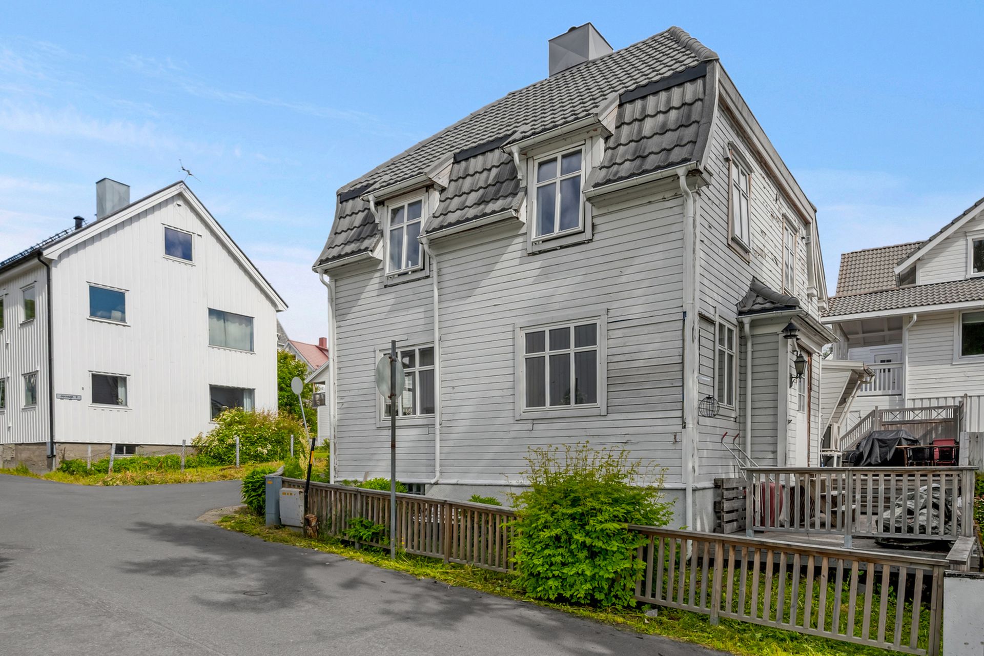 - Boligen er oppført i 1935 og har et arkitektonisk særpreg. . Bilde nummer 3 av 3