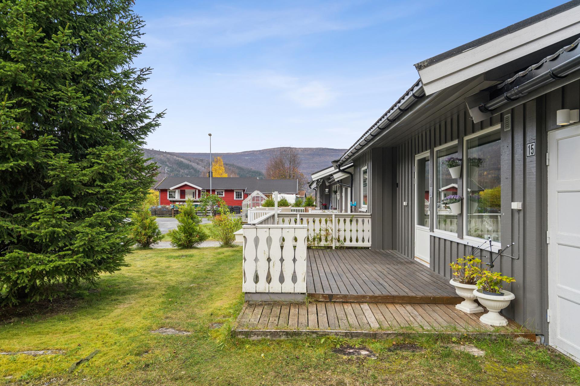 Hyggelig uteplass i tilknytning til gressplenen og inngangen.. Bilde nummer 3 av 3