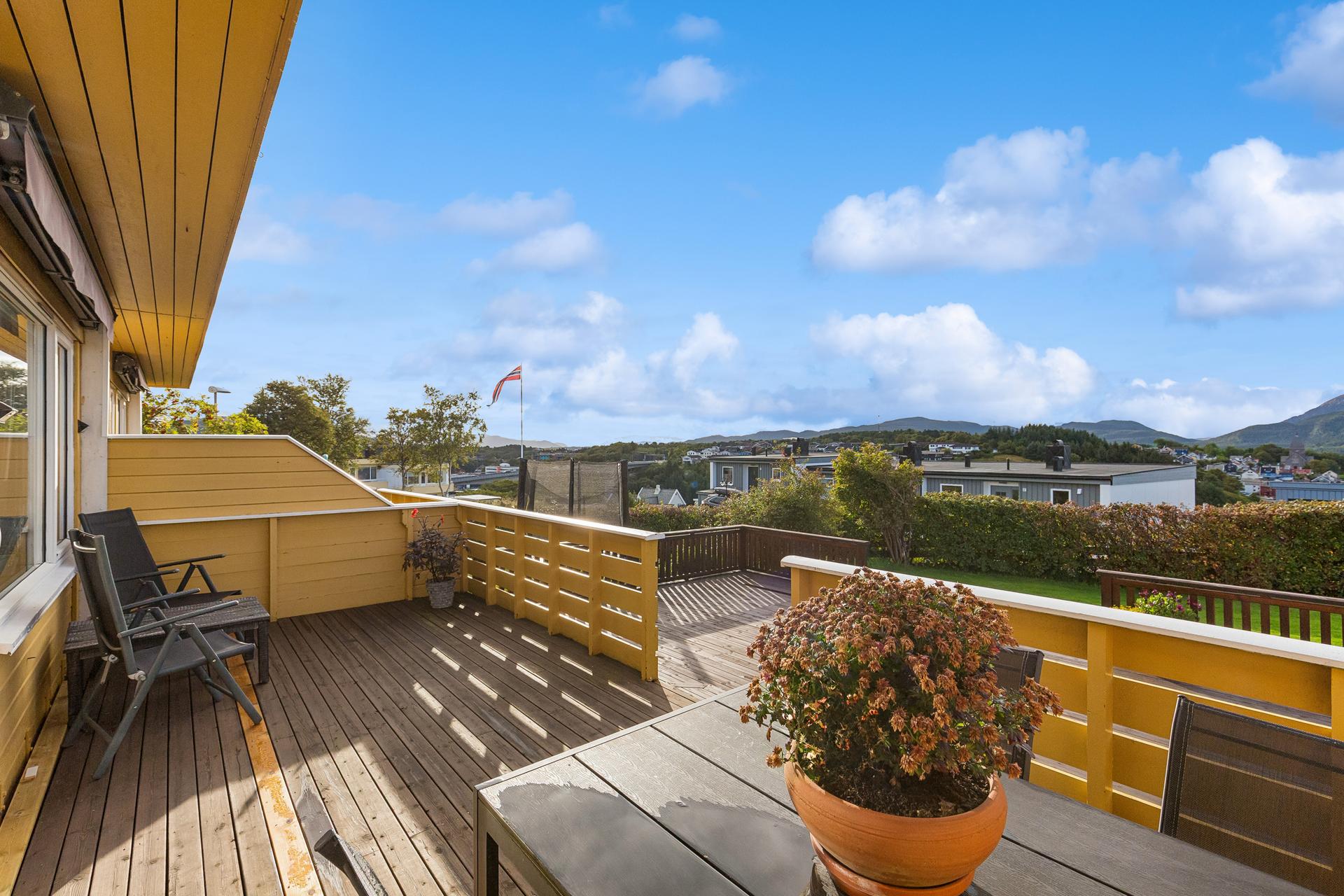 Boligen har stor veranda/markterrasse, gode solforhold og flott utsikt over havnebassenget. Bilde nummer 3 av 3