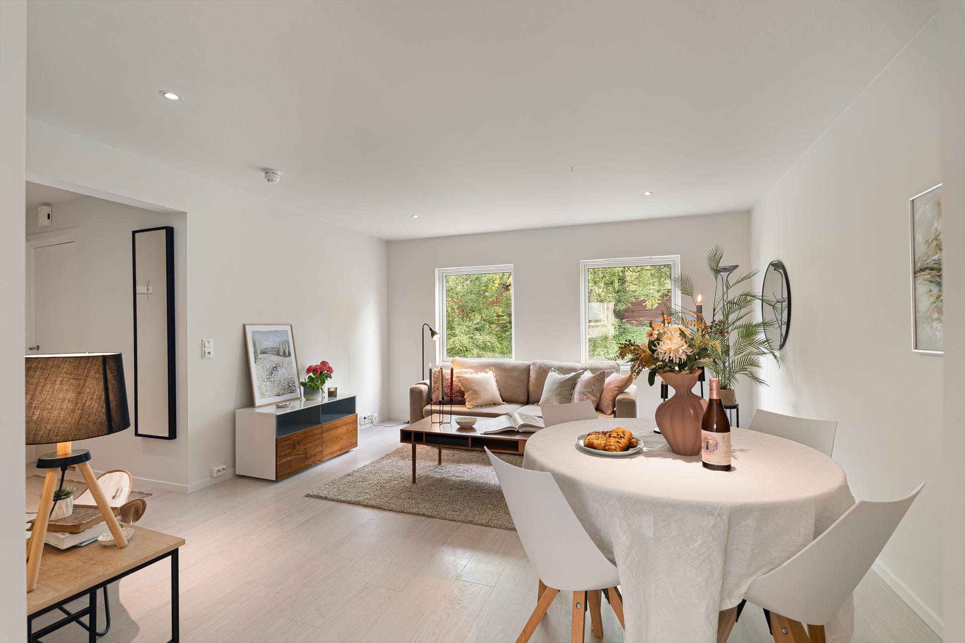 Leiligheten er betydelig oppgradert i 2013 og består av tidsriktige og fine materialvalg. . Bilde nummer 3 av 3