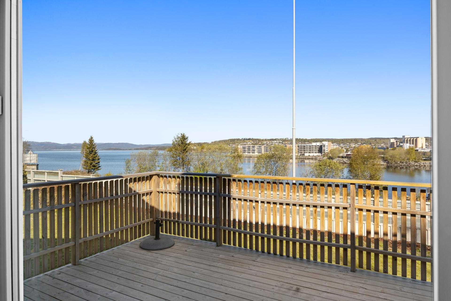 Sentralt beliggende bolig med gangavstand til sentrum, samt en vakker utsikt over fjorden! . Bilde nummer 2 av 3