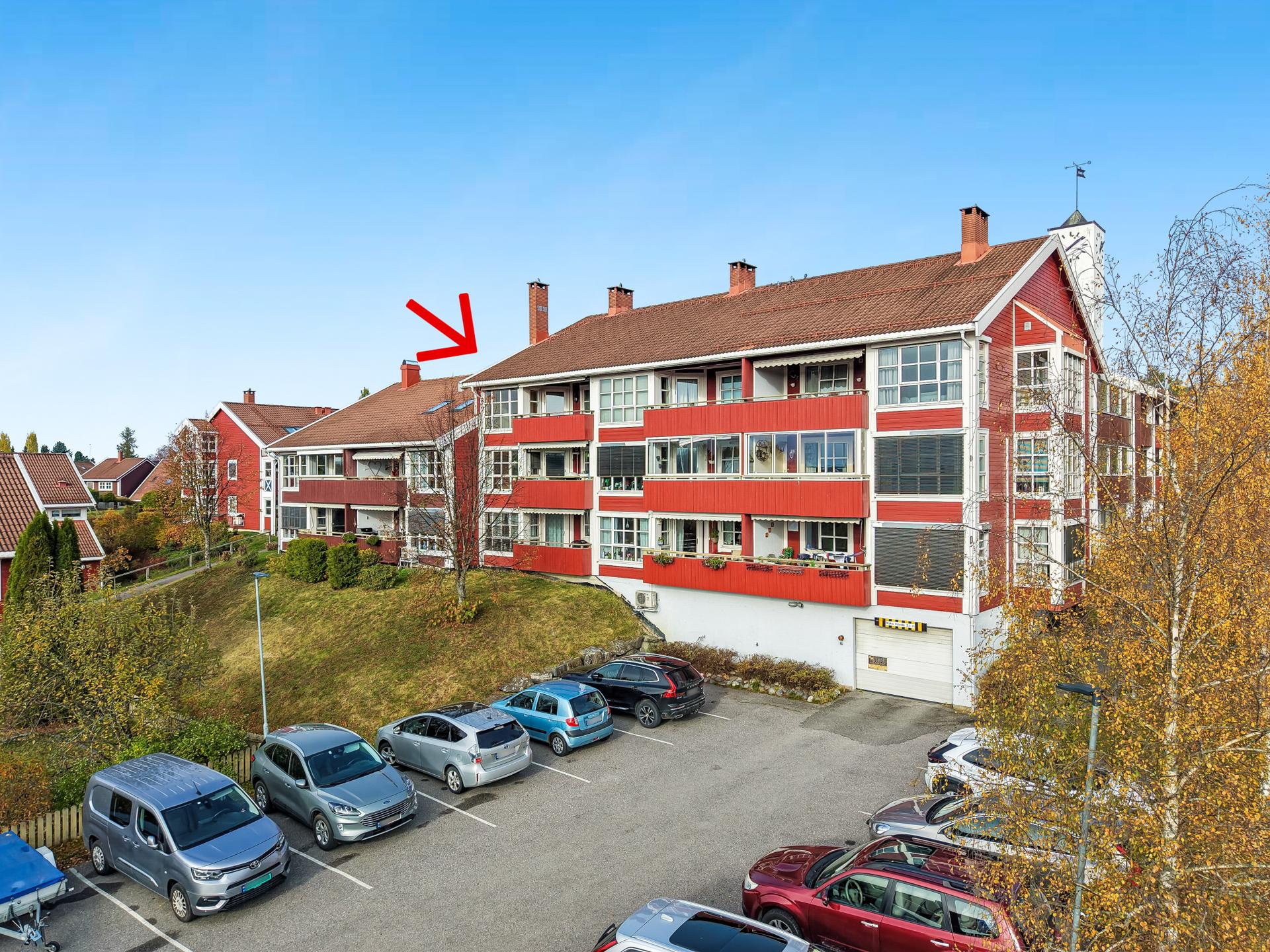 Leiligheten ligger i byggets toppetasje med heisadkomst fra bakkeplan og garasjekjeller.. Bilde nummer 3 av 3