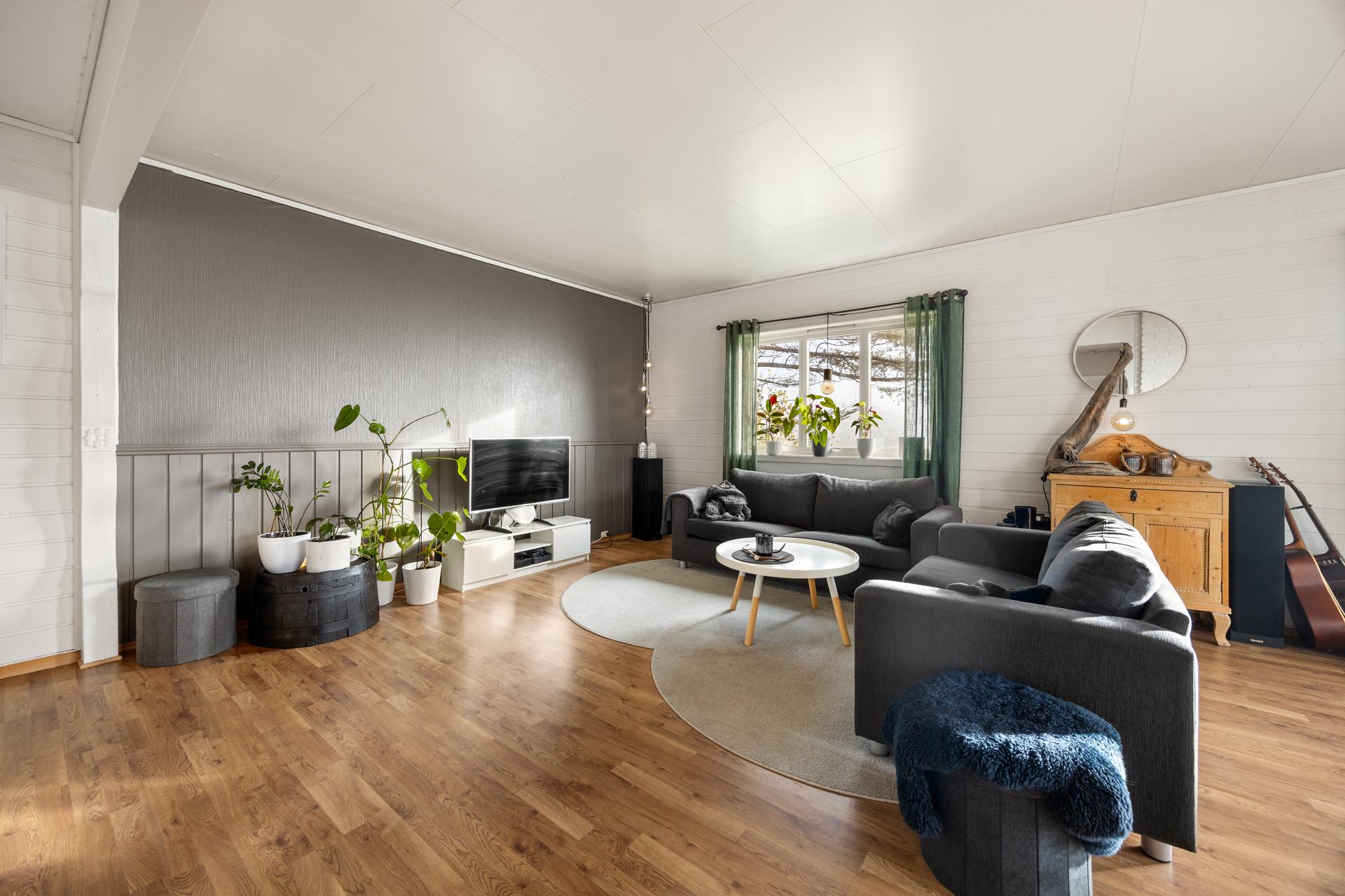 Det er god plass til sittegruppe i stuen. . Bilde nummer 3 av 3