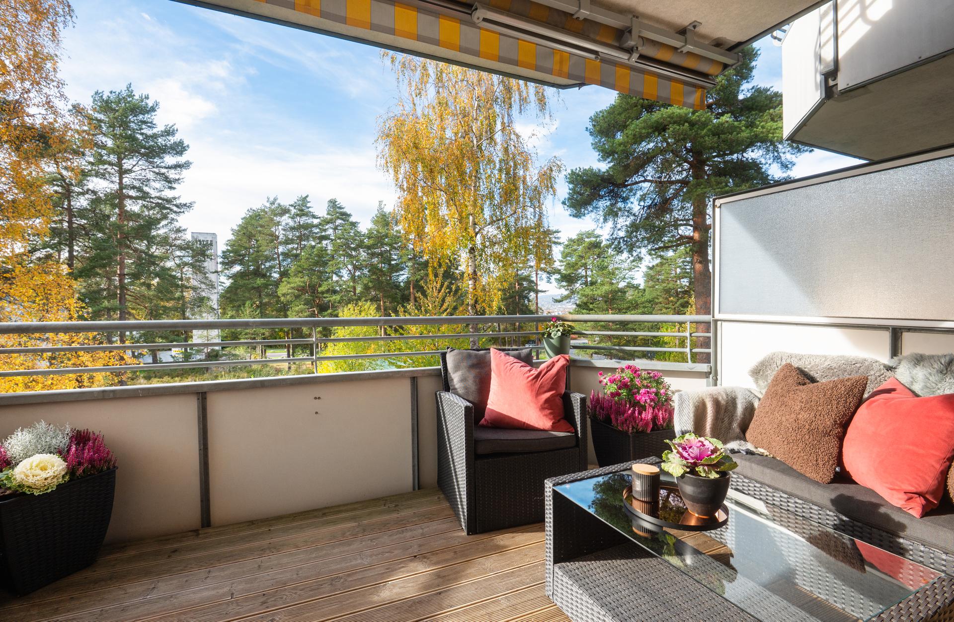 Fra stuen er det utgang til en vestvendt balkong på 10 m².. Bilde nummer 3 av 3