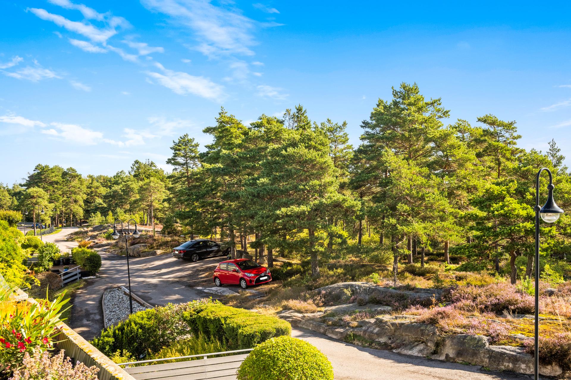 Eiendommen ligger i et stille og rolig område med nærhet til natur og opparbeidede fellesområder.. Bilde nummer 3 av 3