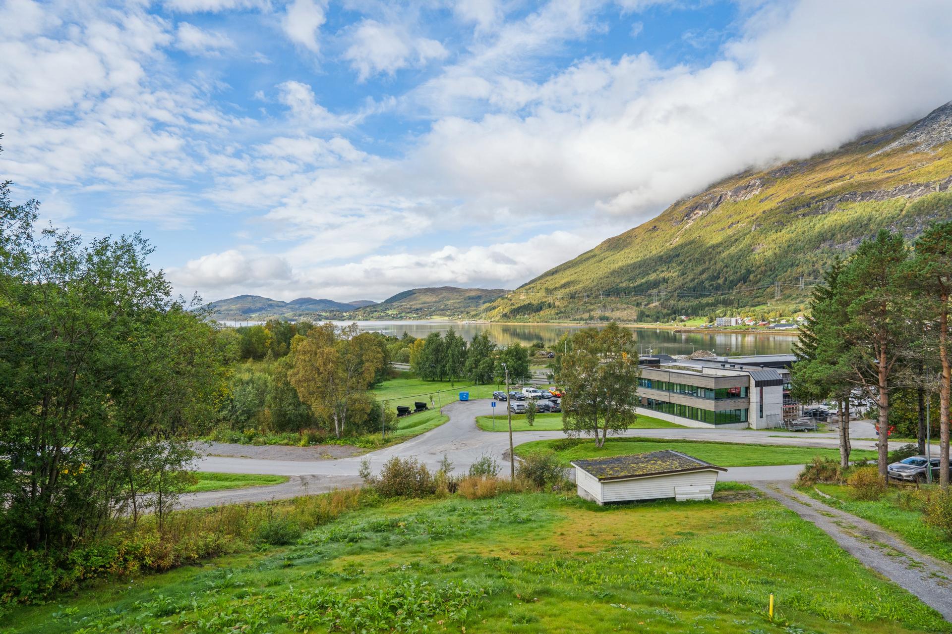 Nydelig utsikt over fjorden og de omkringliggende fjellene. Bilde nummer 3 av 3