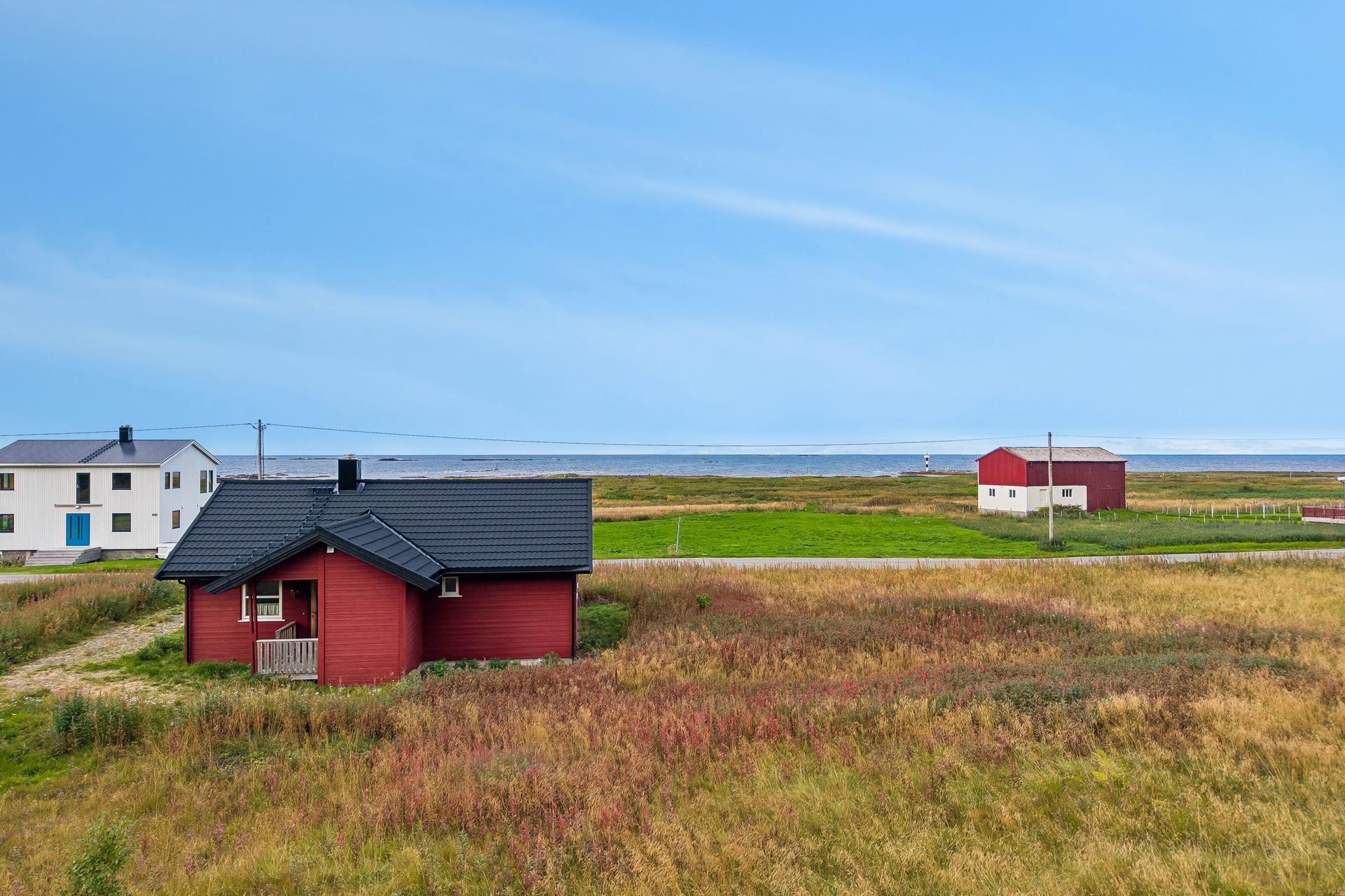 Enebolig fra 1986 med alle rom på ett plan, beliggende på Kvalnes i Lofoten.. Bilde nummer 3 av 3