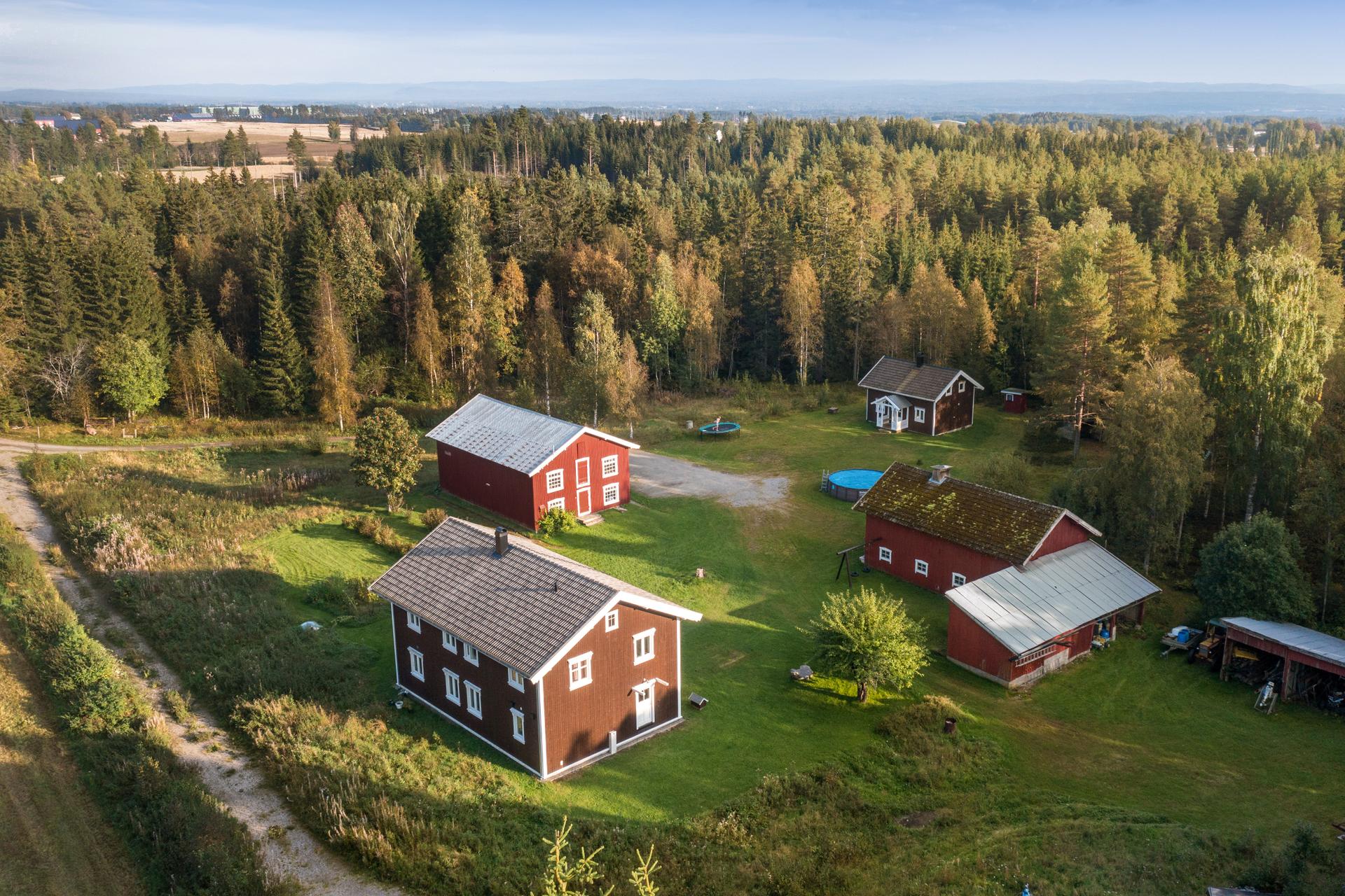 Hyggelig gårdstun med enebolig, låve, stort uthus og anneks. Bilde nummer 3 av 3
