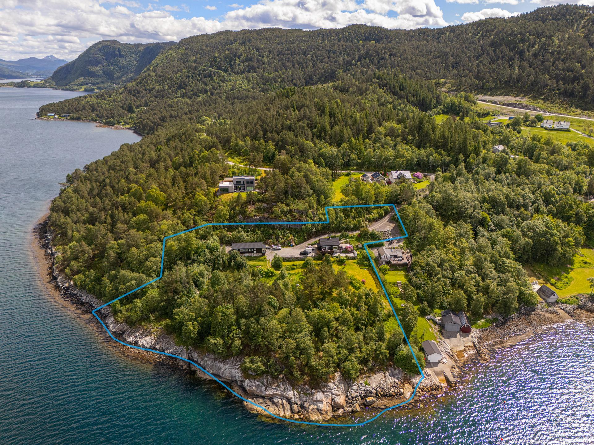 Velkommen til Alvikvegen 353! (Foto: JC Eiendomsfoto)
Opptegnet areal/tomtegrense er kun veiledende og må ikke anses som eksakt.. Bilde nummer 1 av 3