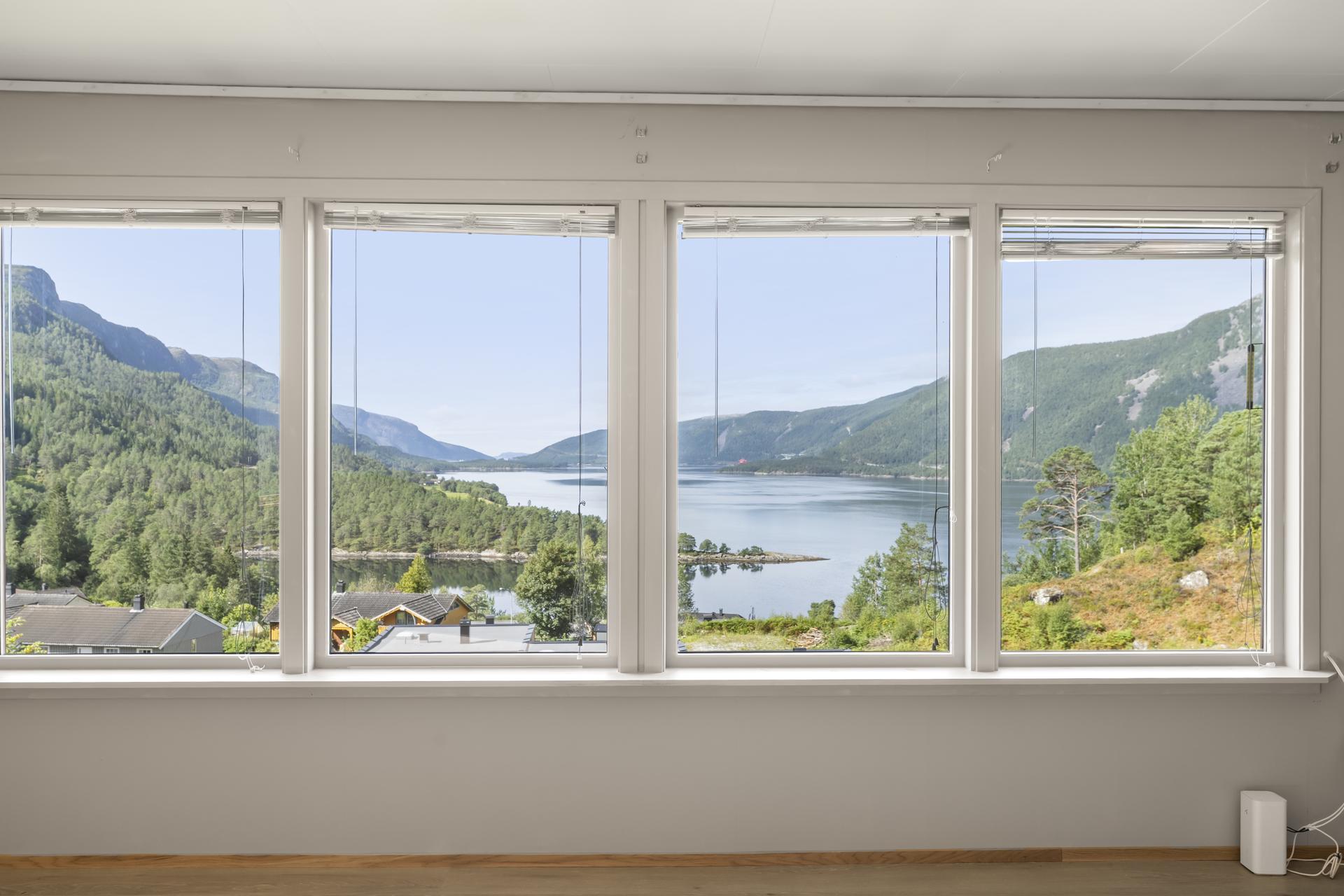 Store vindaugsflater i stova rammar inn det vakre landskapet.. Bilde nummer 3 av 3