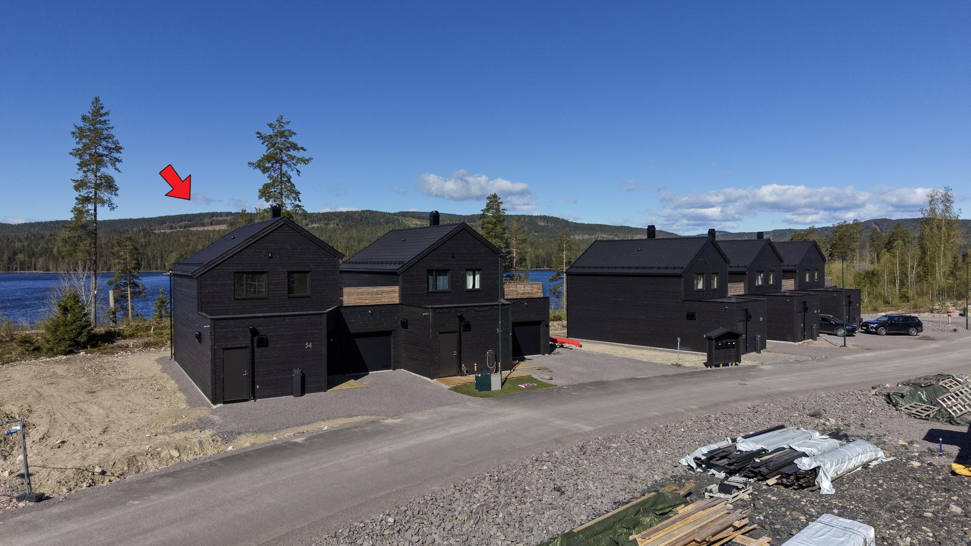 Boligen ligger på "hjørnetomt" helt i fremste rekke på boligfeltet, uten annen bebyggelse foran og med 180-graders panorama over vannet. Til boligen hører utv. sportsbod og egen garasjeparkering.. Bilde nummer 2 av 3